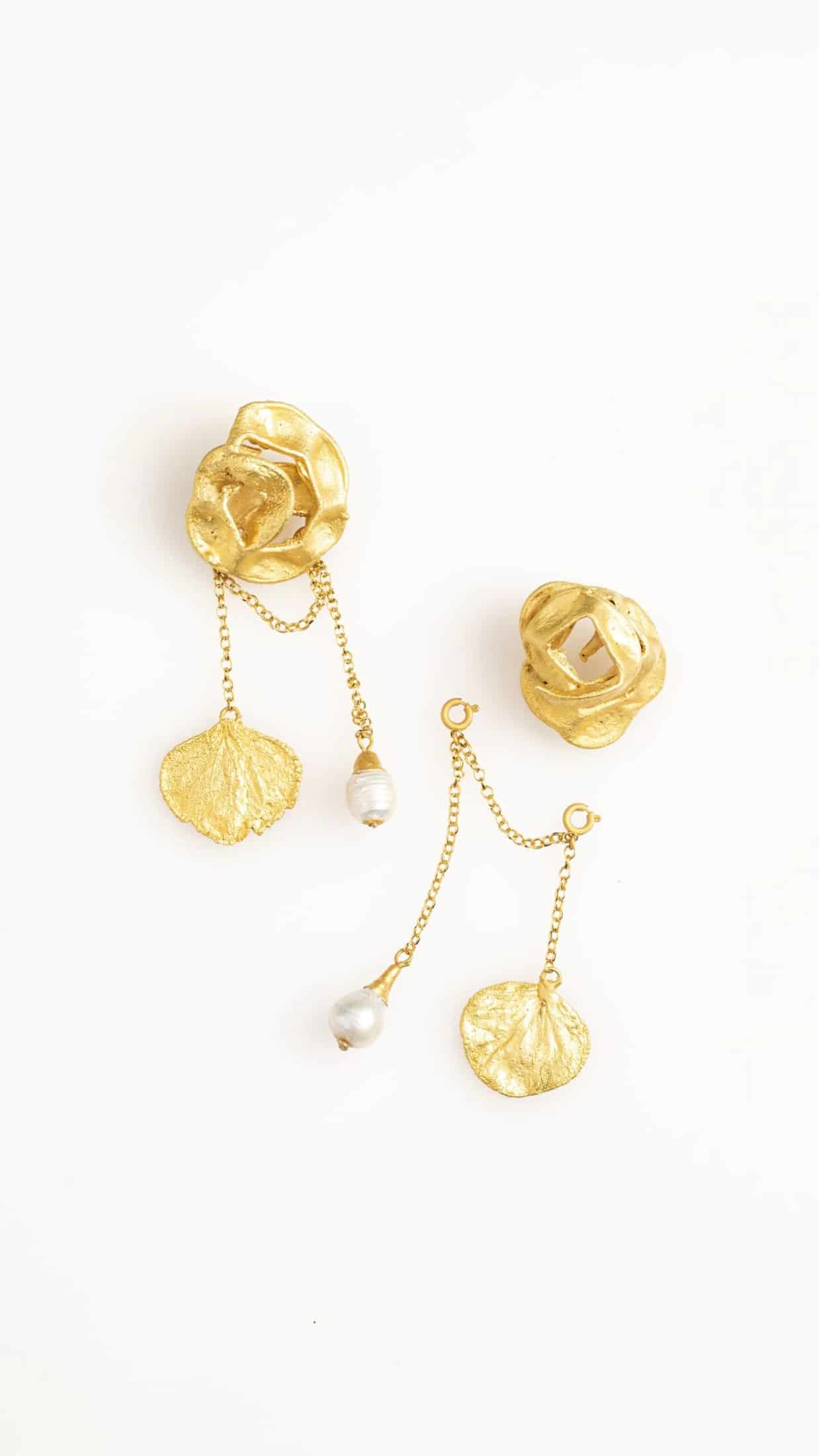 ARETES ACACIA CON PÉTALO REMOVIBLE CADENAS Y PERLAS - miniatura 4