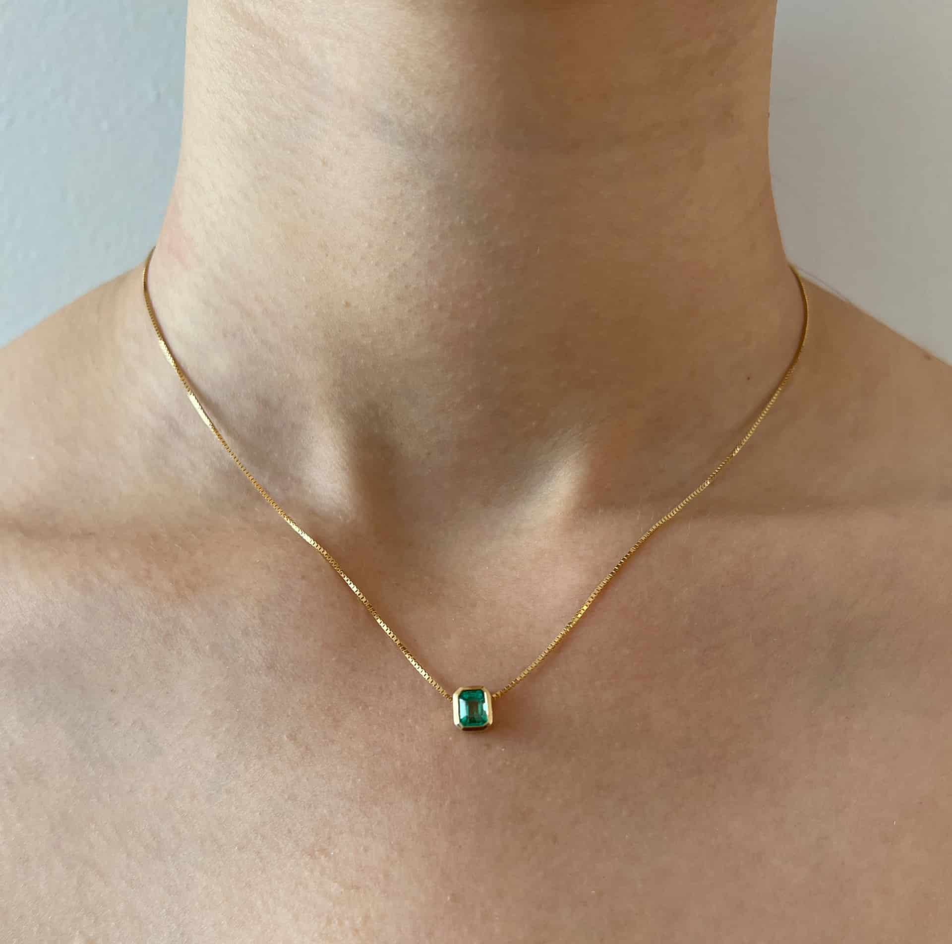 Collar rectangular esmeralda - miniatura 2