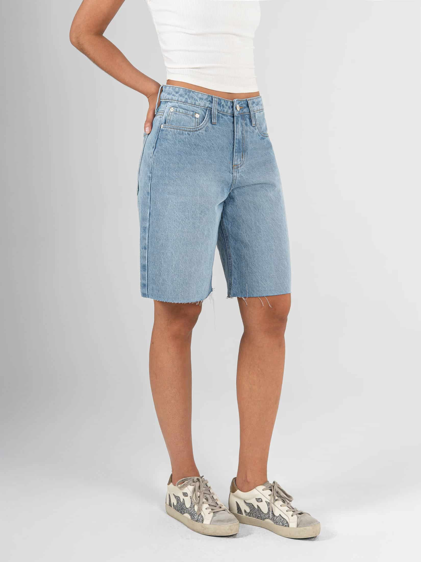 Ref: 066576 Bermuda en denim, rígido, tiro alto, tono azul claro, ruedo rustico - miniatura 2