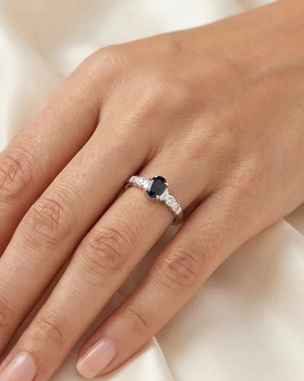 Anillo Oro Blanco Zafiro azul y diamantes Oro 18K - miniatura 2