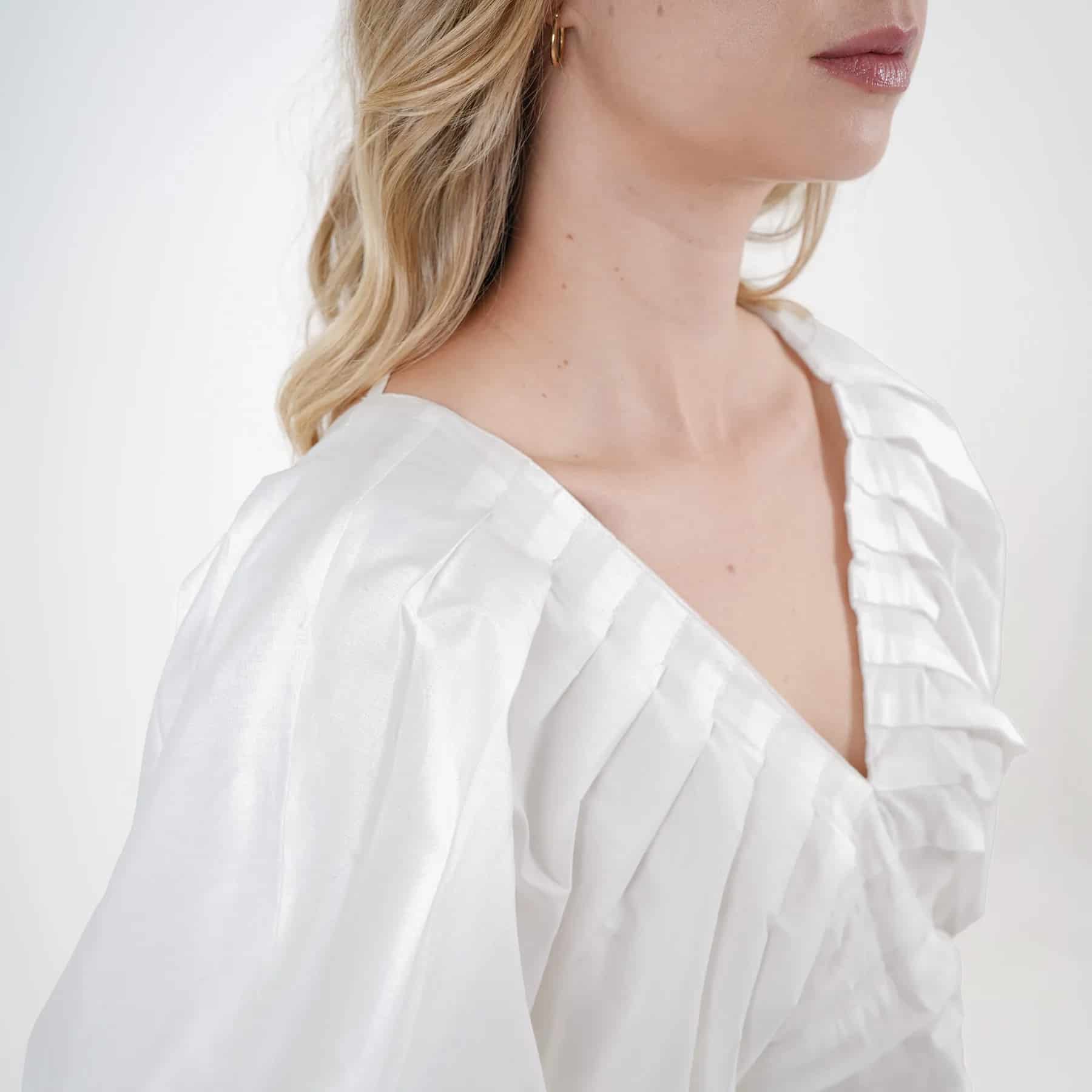Blusa crop escote en v manga globo alforzada abierta en espalda - miniatura 5