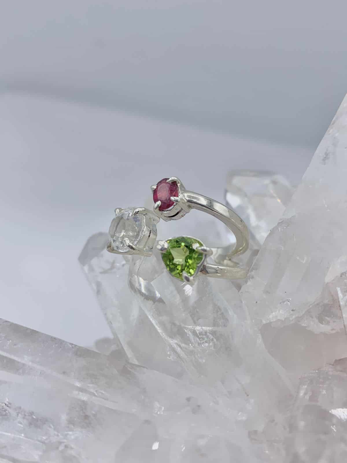 Anillo multipiedras Rubí, Peridoto y Cuarzo Transparente colección llénate de color - miniatura 1