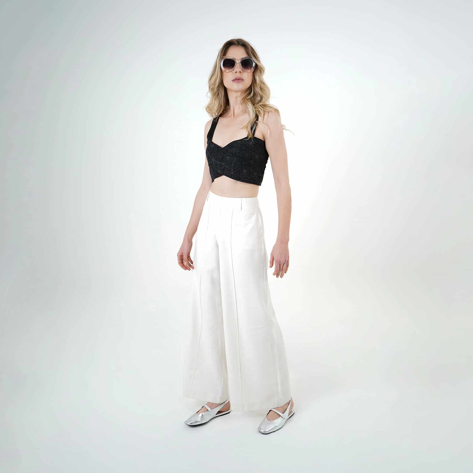 Blusa crop top cuello corazón manga tiras con grabado floral - miniatura 7