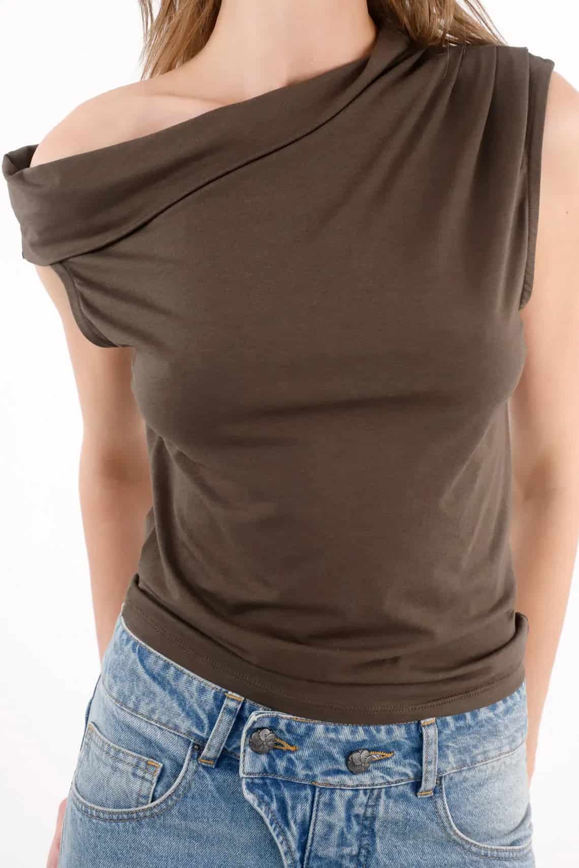 Camiseta ajustada con escote asimétrico en algodón marrón para mujer - miniatura 3