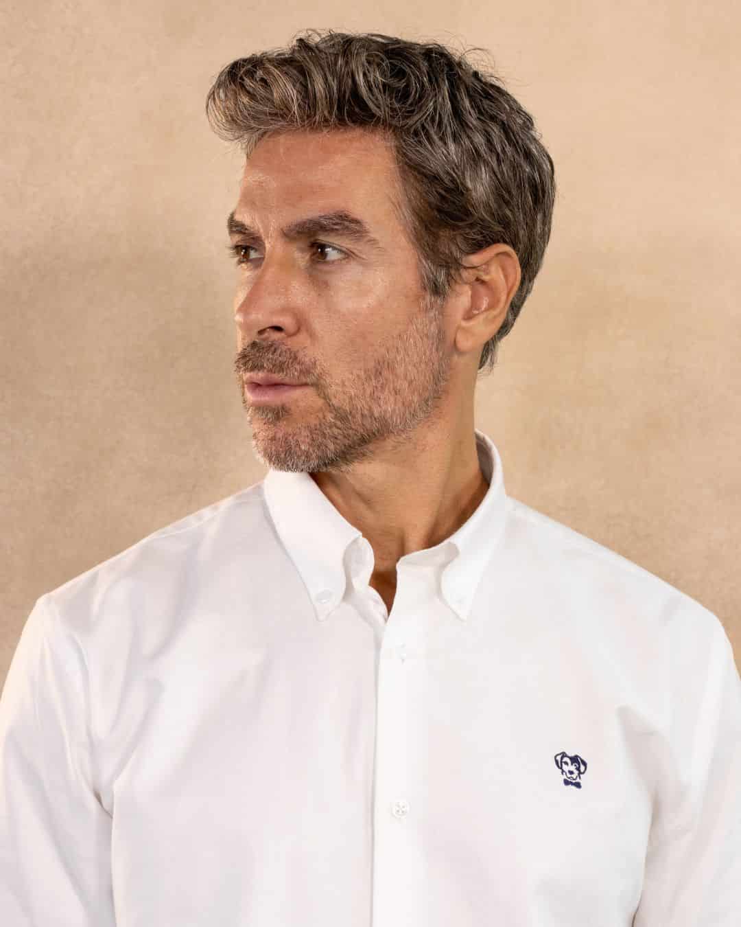 Camisa Antimanchas Oxford Blanca Logo Azul Oscuro- Talla Regular - miniatura 2