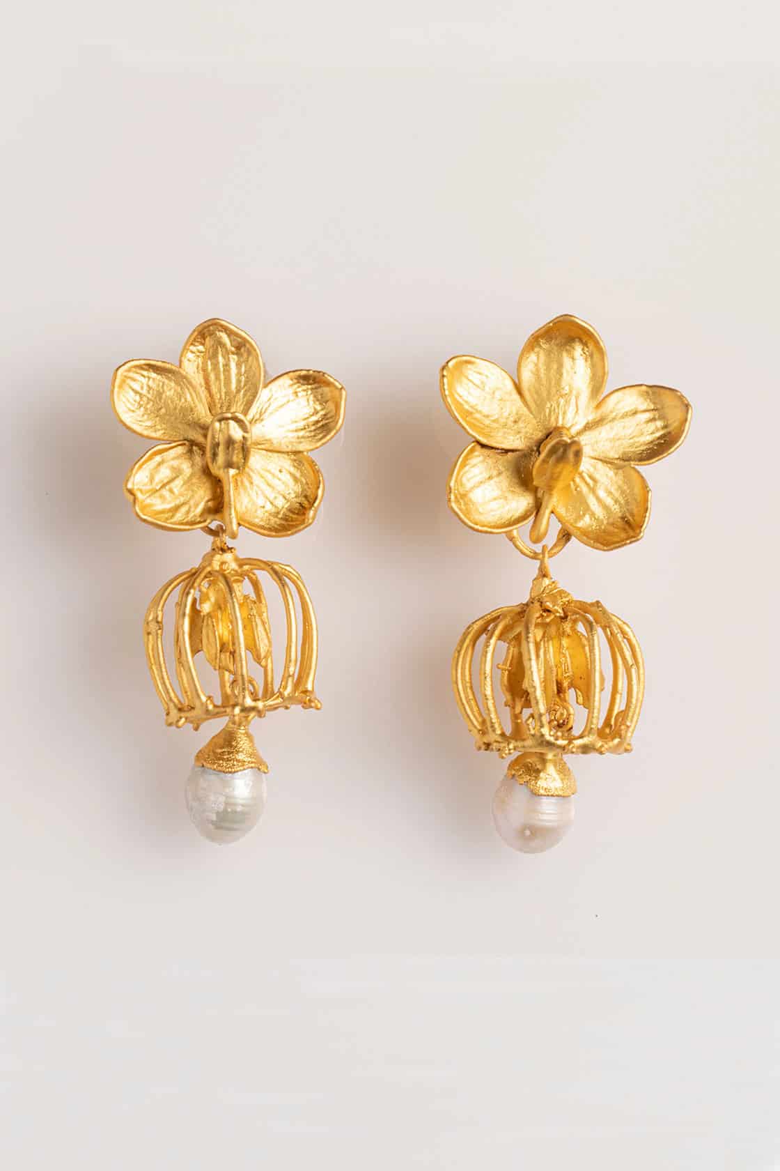 MINI VANDA ORCHID CAMPANULA AND PEARLS CHANDELIER EARRINGS - miniatura 1