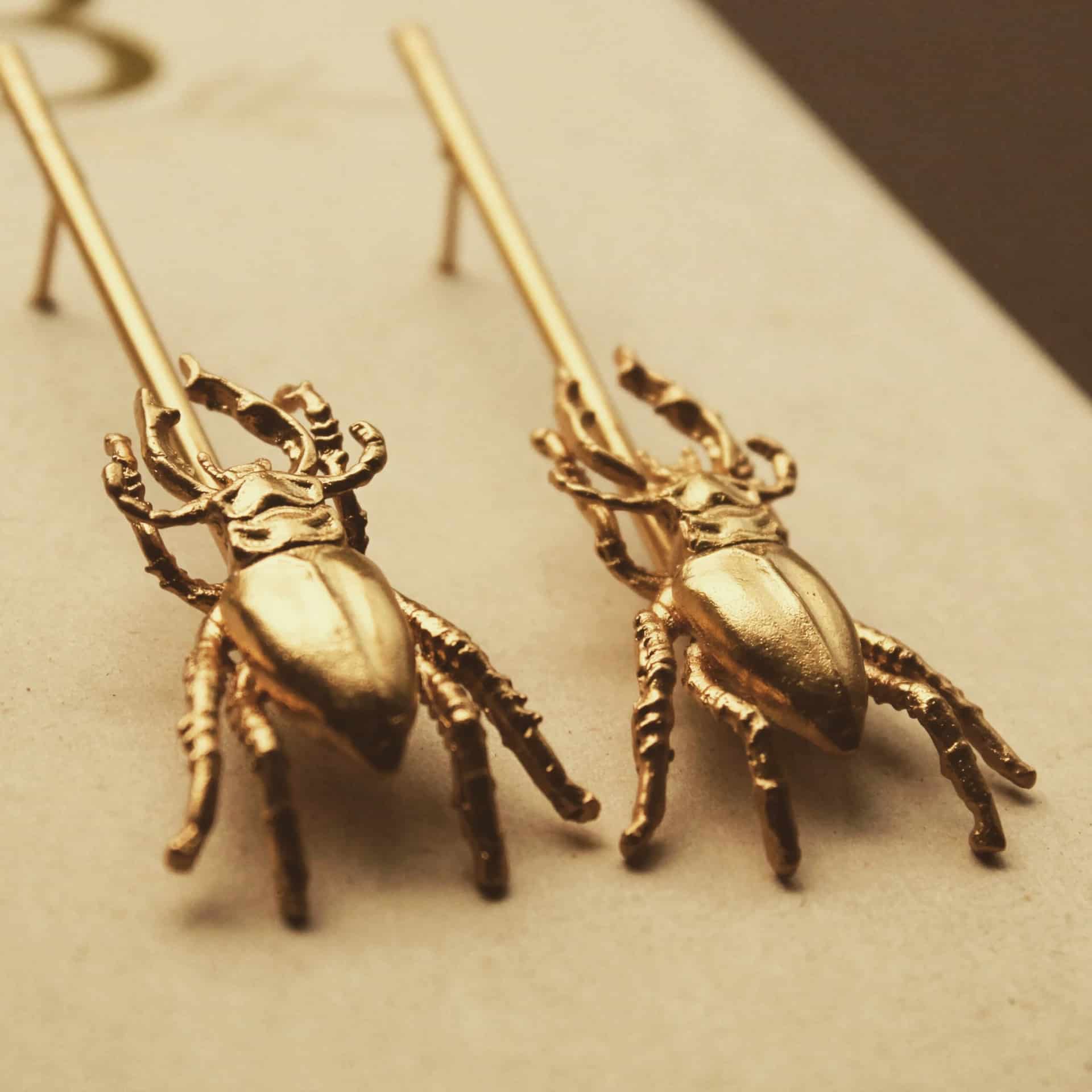 Aretes largos con escarabajo grande - miniatura 2