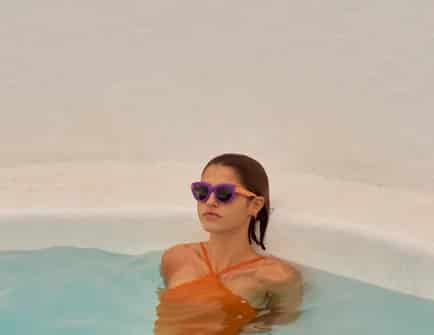UNCONCERNED GRACIA WITH CLASSICAL LENSES - miniatura 4