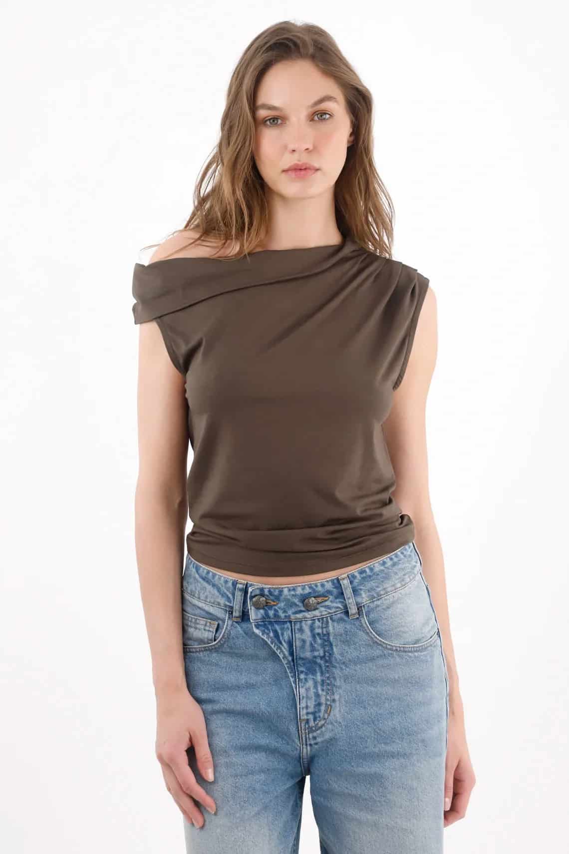 Camiseta ajustada con escote asimétrico en algodón marrón para mujer - miniatura 1