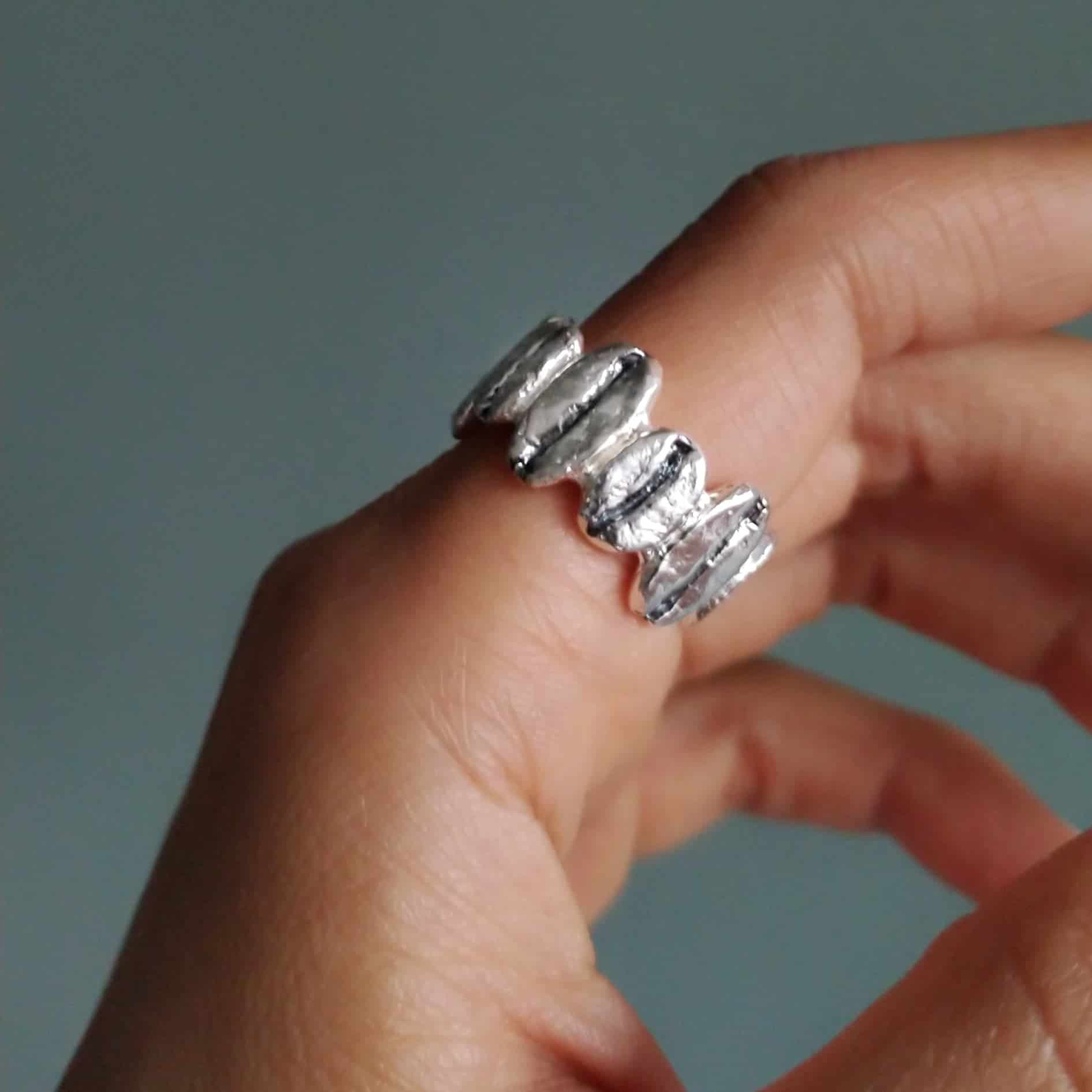 Anillo multi Café Gesha + Caturra en plata envejecida ajustable - miniatura 2