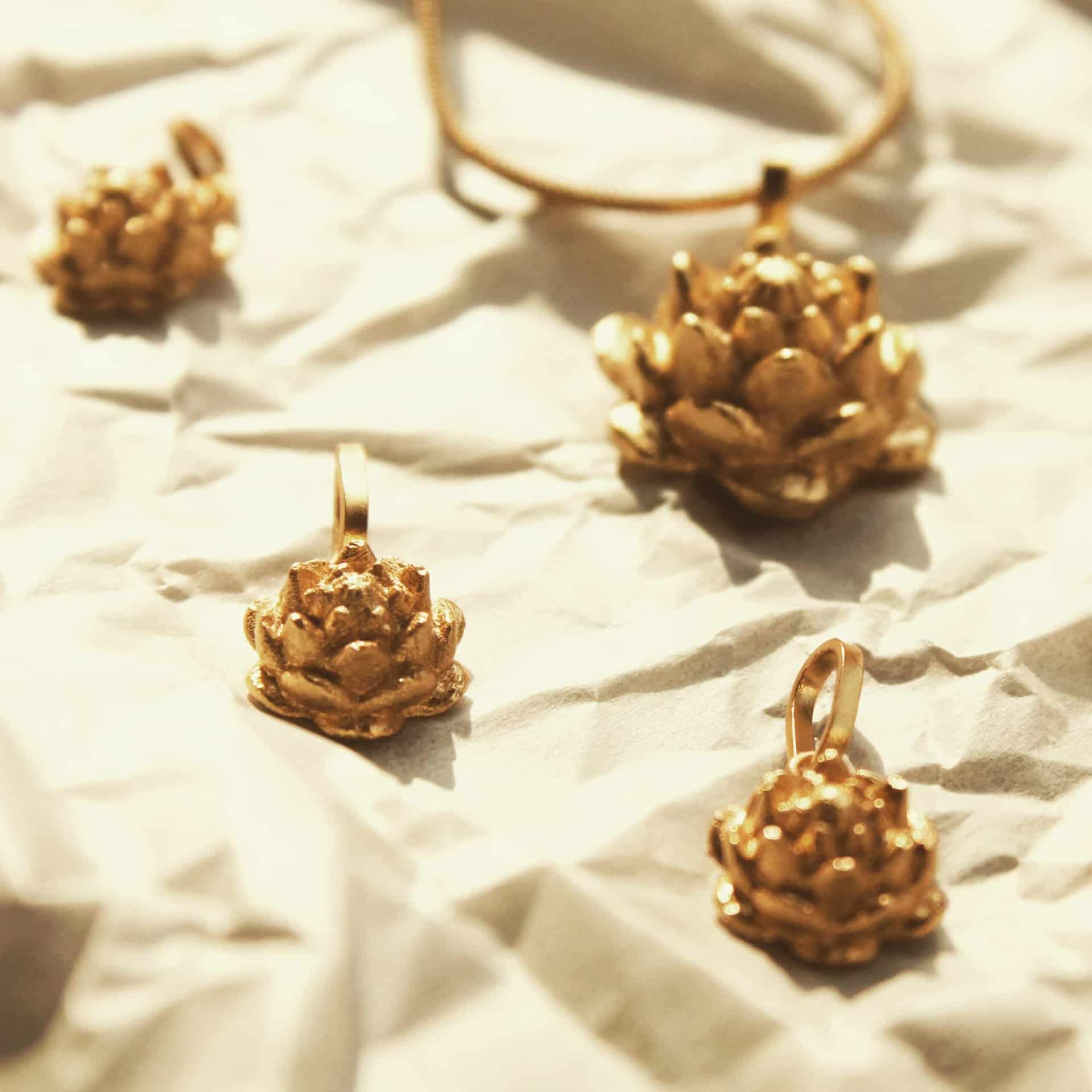 Cadena con flor de loto pequeña - miniatura 3