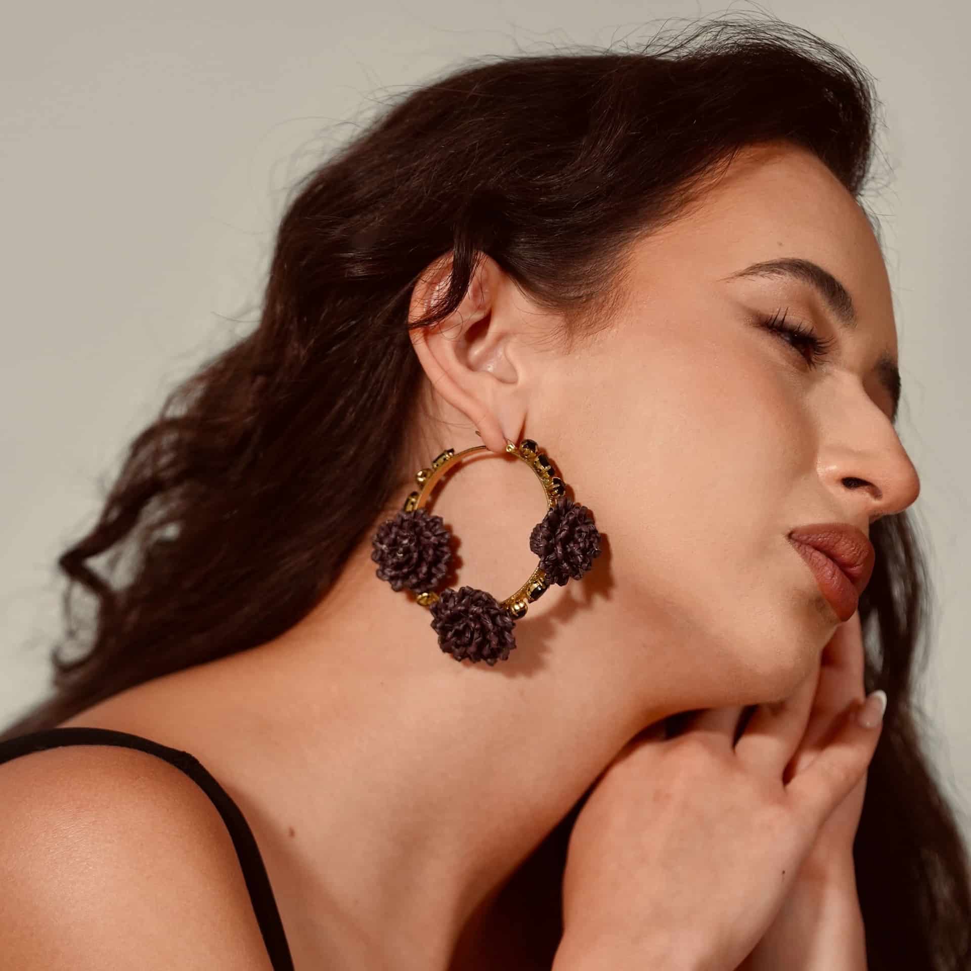 Black Flowers Hoop Earrings - miniatura 1
