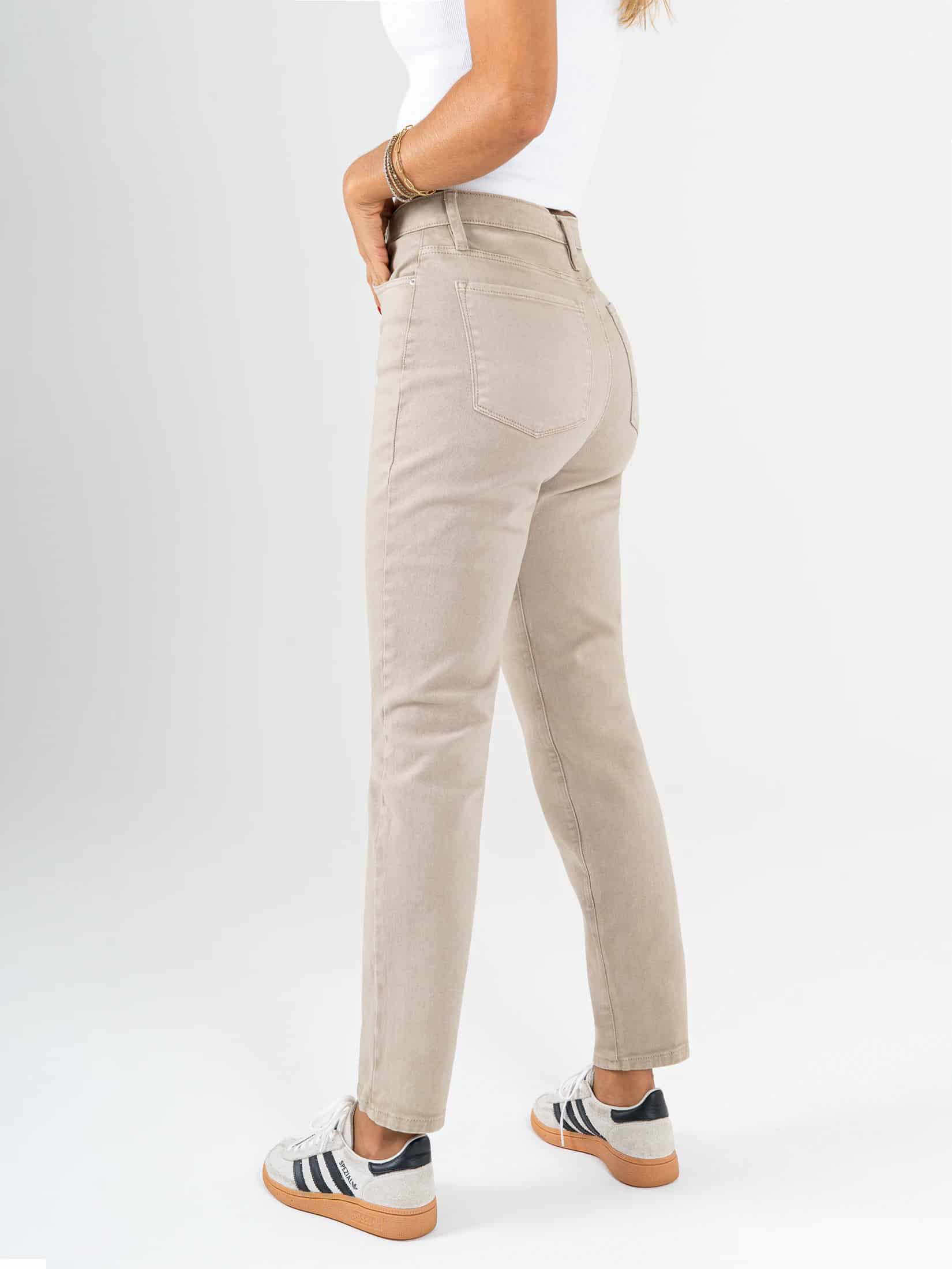 Ref: 069851 Pantalón mom fit stretch, tiro alto, tono arena. - miniatura 2