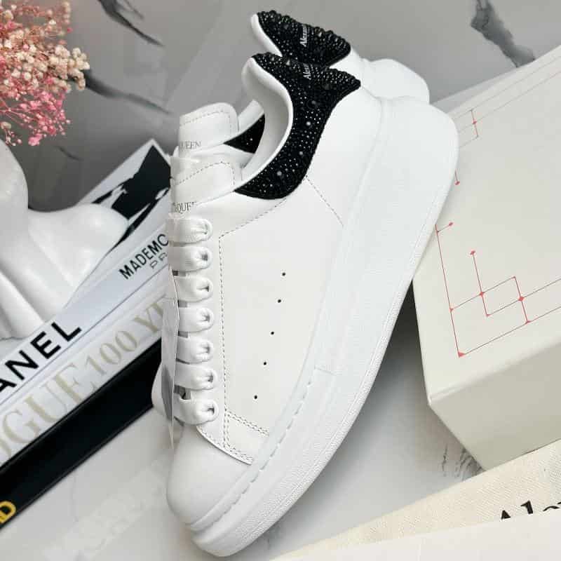 TENIS MCQUEEN CLASICO PIEDRAS ATRAS - miniatura 2