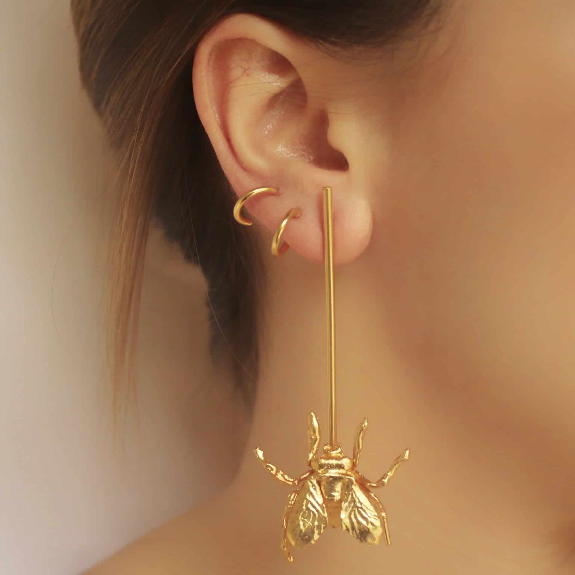 Aretes largos con mosca grande - miniatura 3