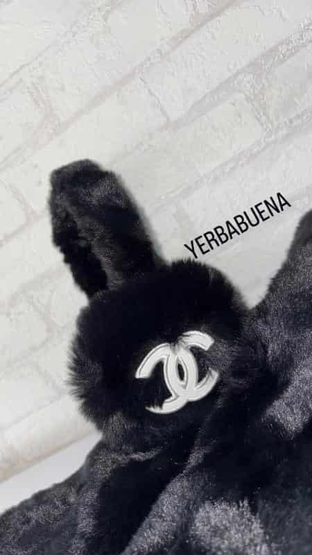 SET CHANEL BUFANDA Y OREJERAS - miniatura 2