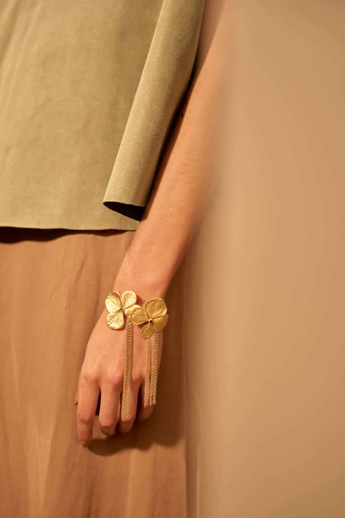 HYDRANGEA CHAINS AND ROUGH EMERALD BRACELET - miniatura 2