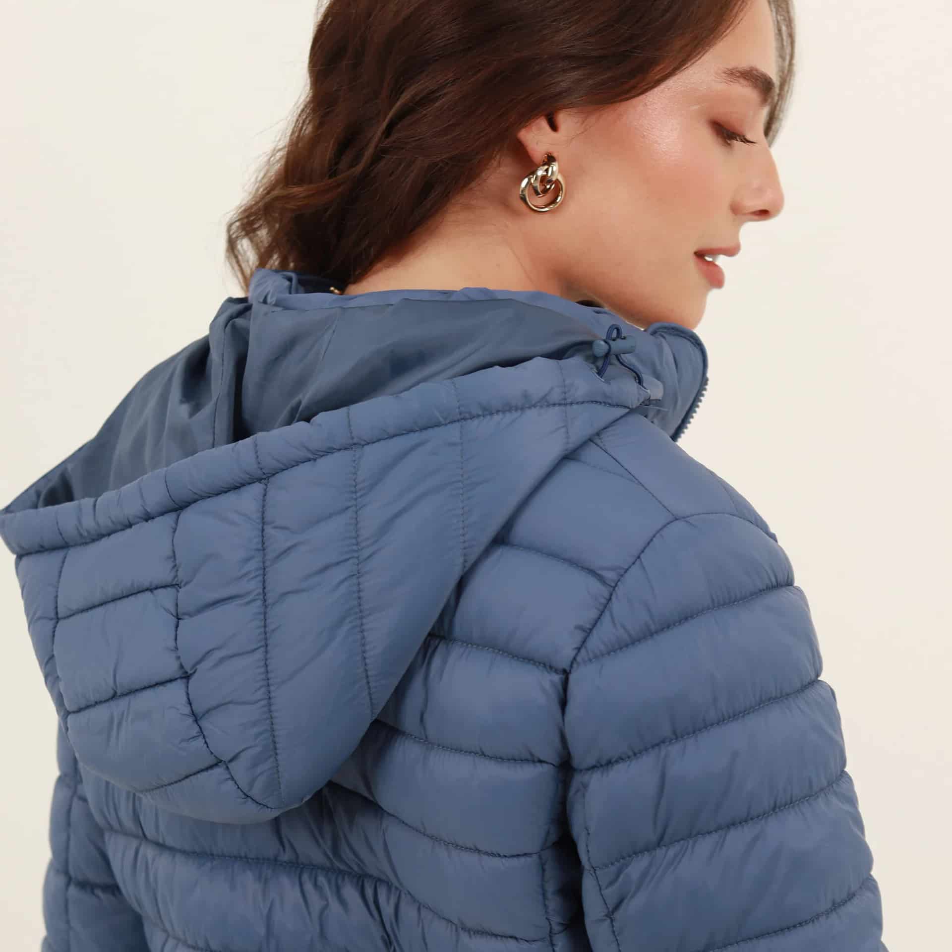 Chaqueta acolchada básica cuello alto con capucha - miniatura 3