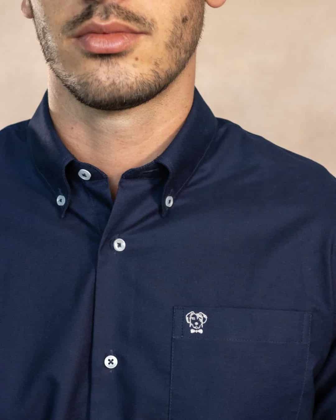 Camisa Antimanchas Oxford Azul Oscuro con Bolsillo Logo Gris - Talla Regular - miniatura 5