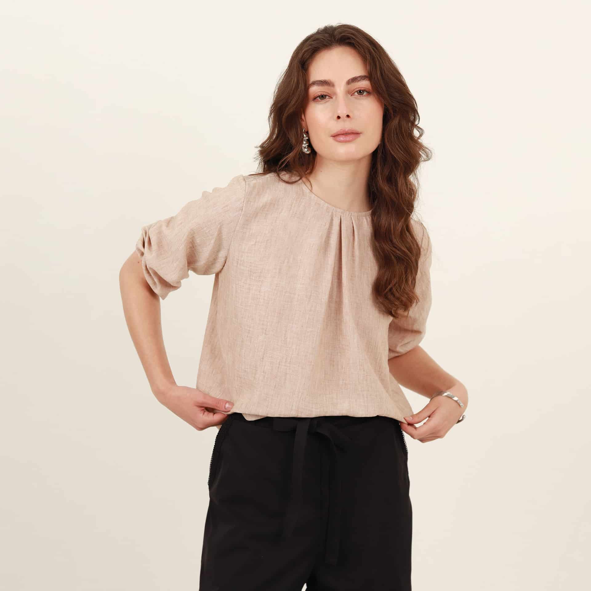 Blusa cuello redondo manga codo globo y prenses - miniatura 1