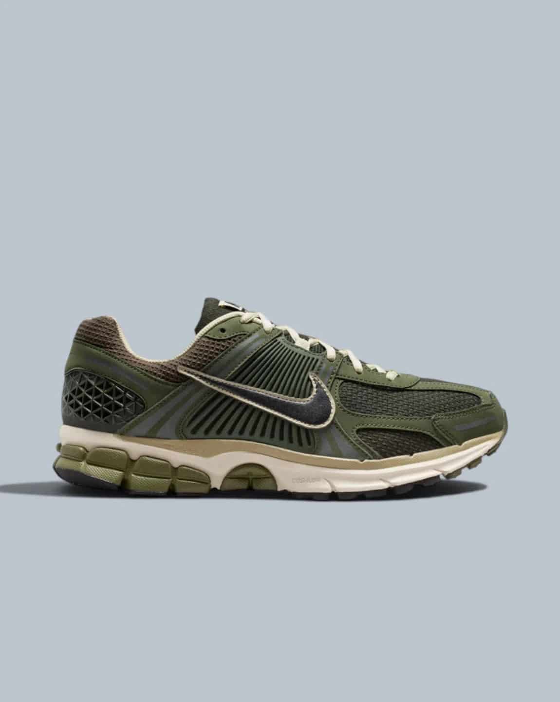 TENIS HOMBRE ZOOM VOMERO VERDE NIKE - miniatura 1