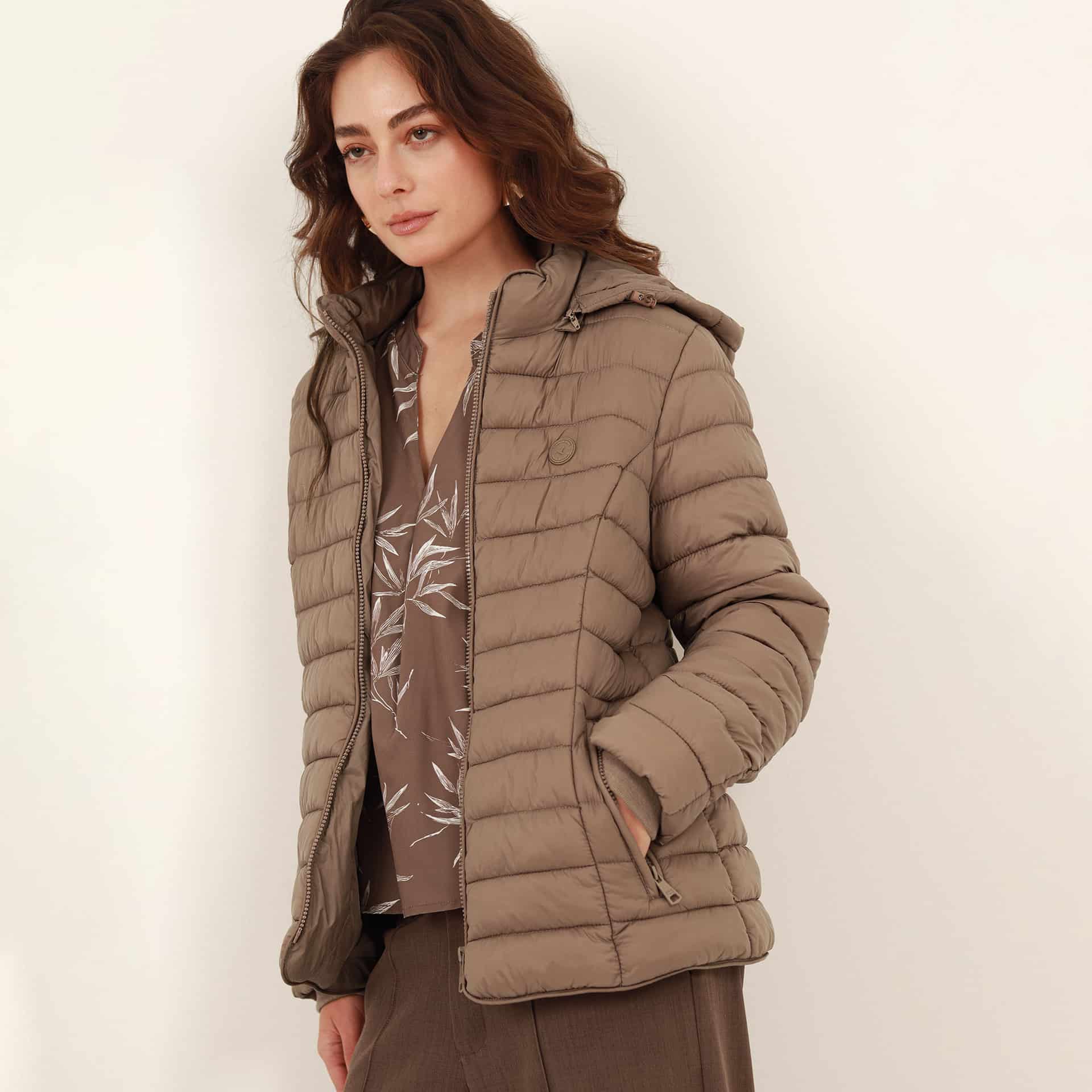 Chaqueta acolchada básica cuello alto con capucha - miniatura 33
