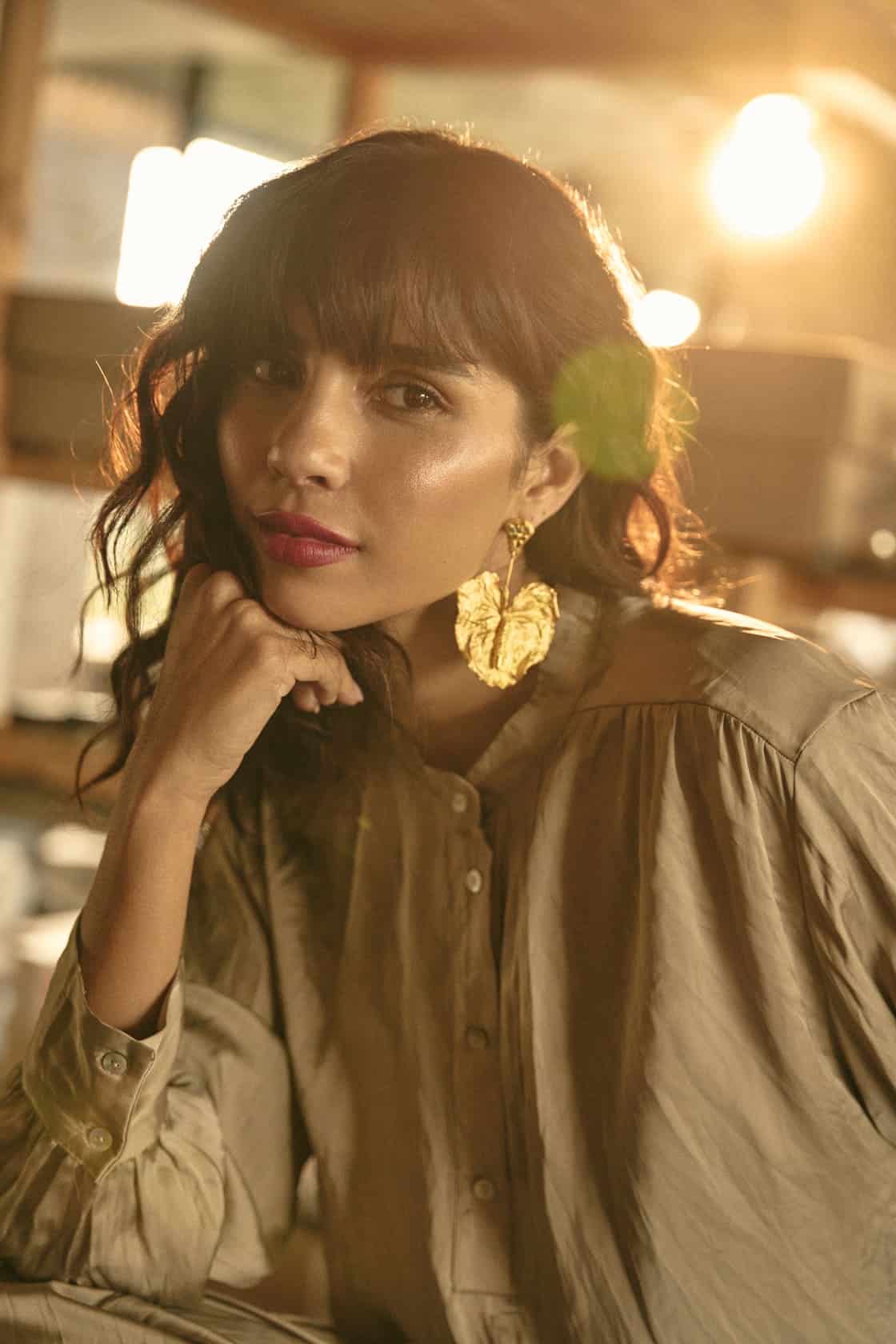 ANTHURIUM EARRINGS AND ROUGH EMERALDS STUDS - miniatura 3