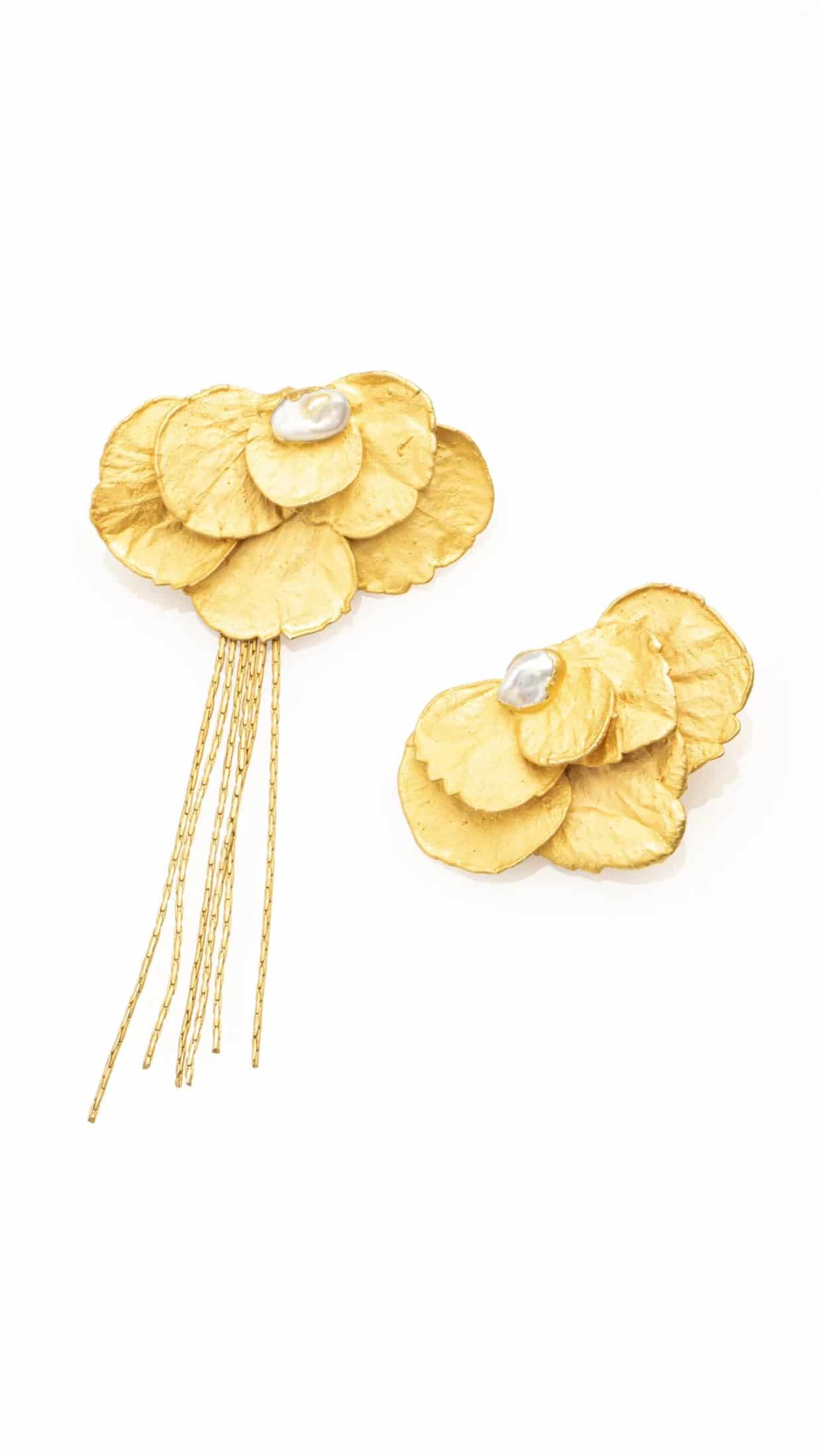ARETES HORTENSIAS DECONSTRUIDAS CON PERLA Y CADENAS - miniatura 4