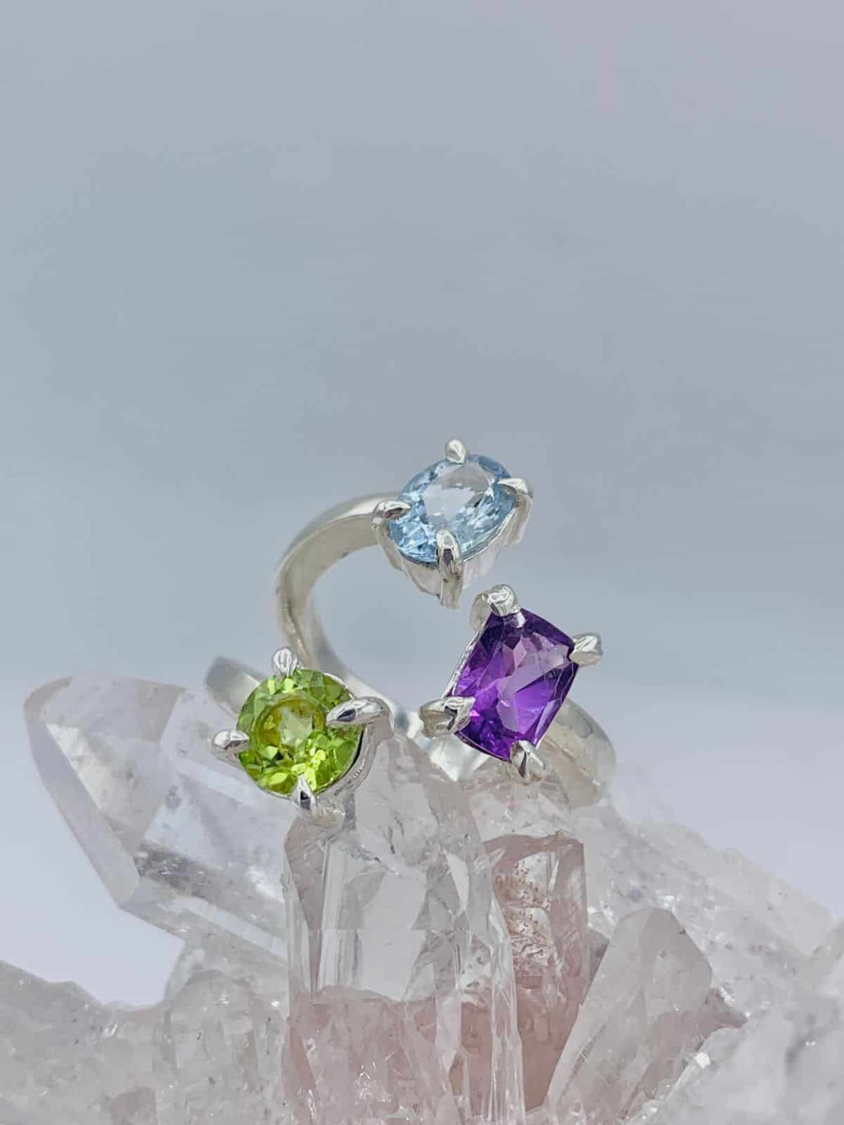 Anillo multipiedras Aguamarina, Peridoto y Amatista colección llénate de color - miniatura 3