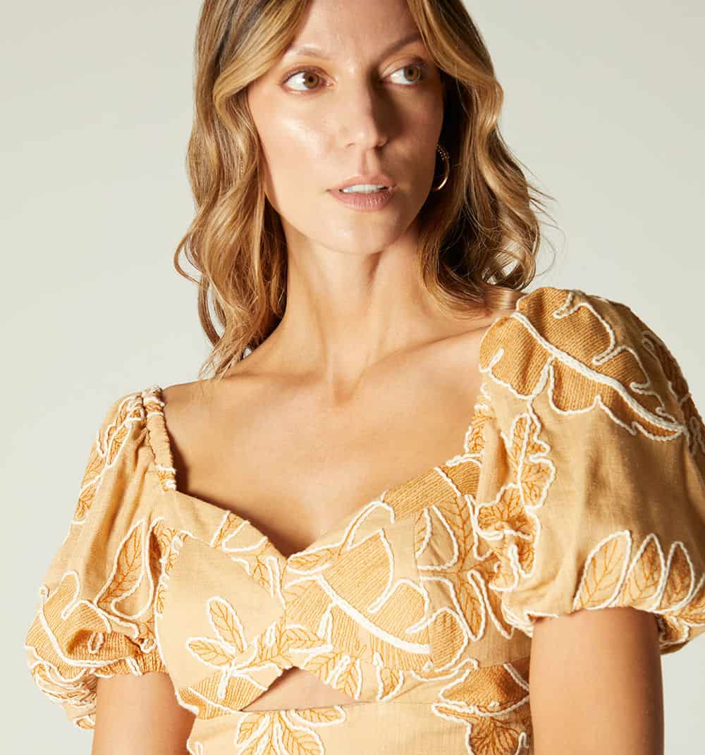 Blusa crop manga corta con detalle en espalda - miniatura 3