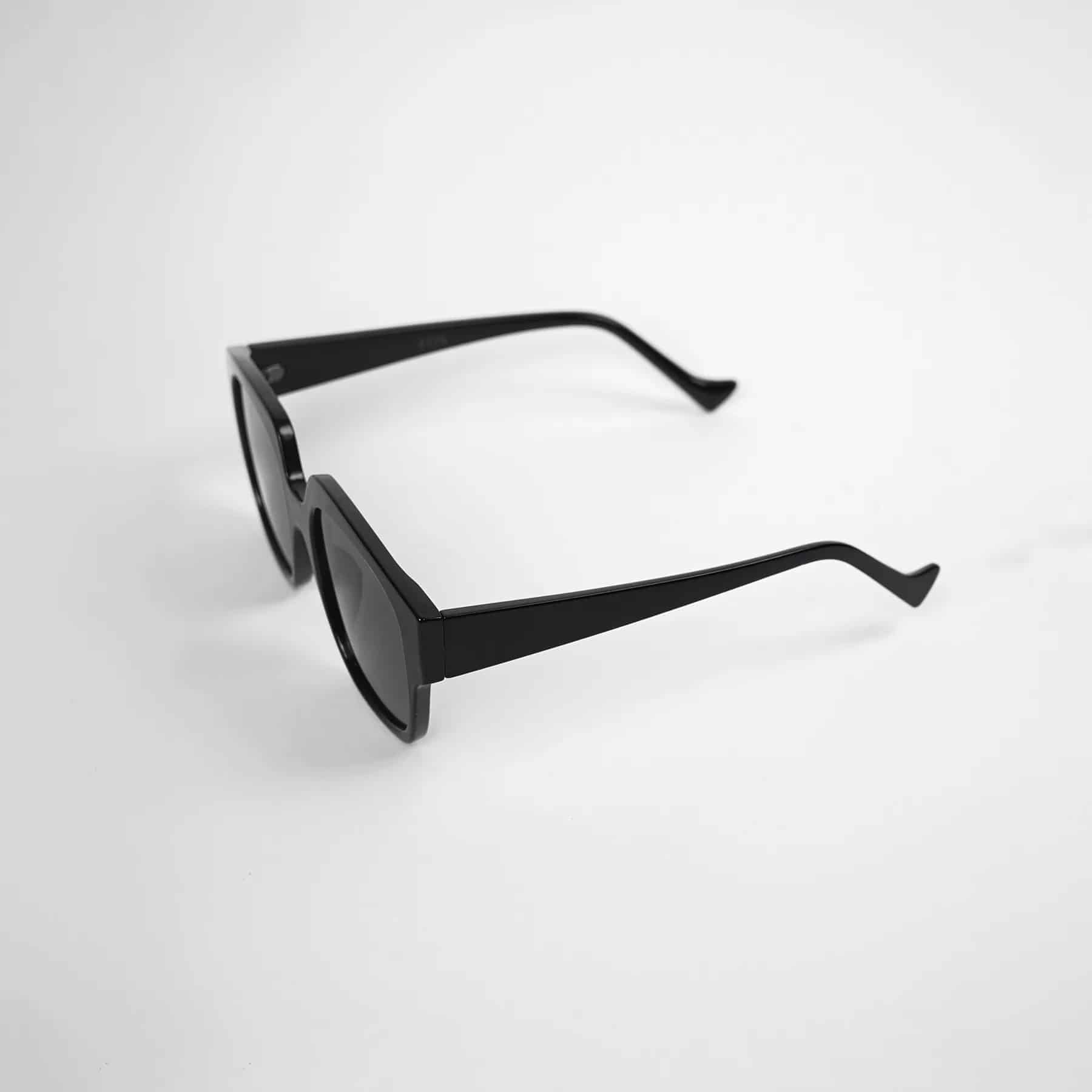 Gafas de sol Negras Asimetricas - miniatura 2