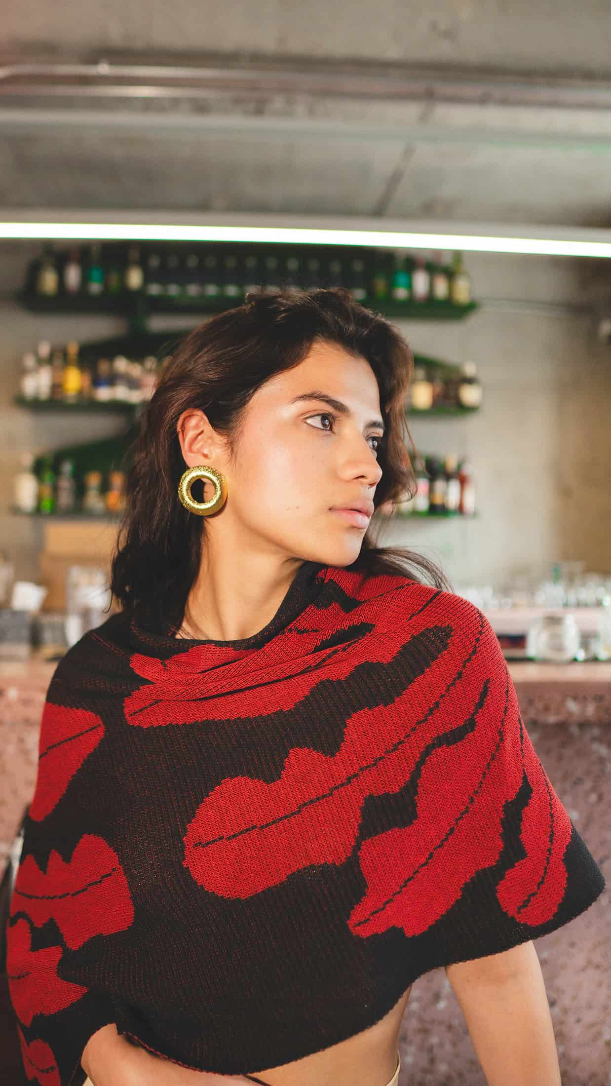 Poncho Yarumo - negro y rojo - miniatura 2