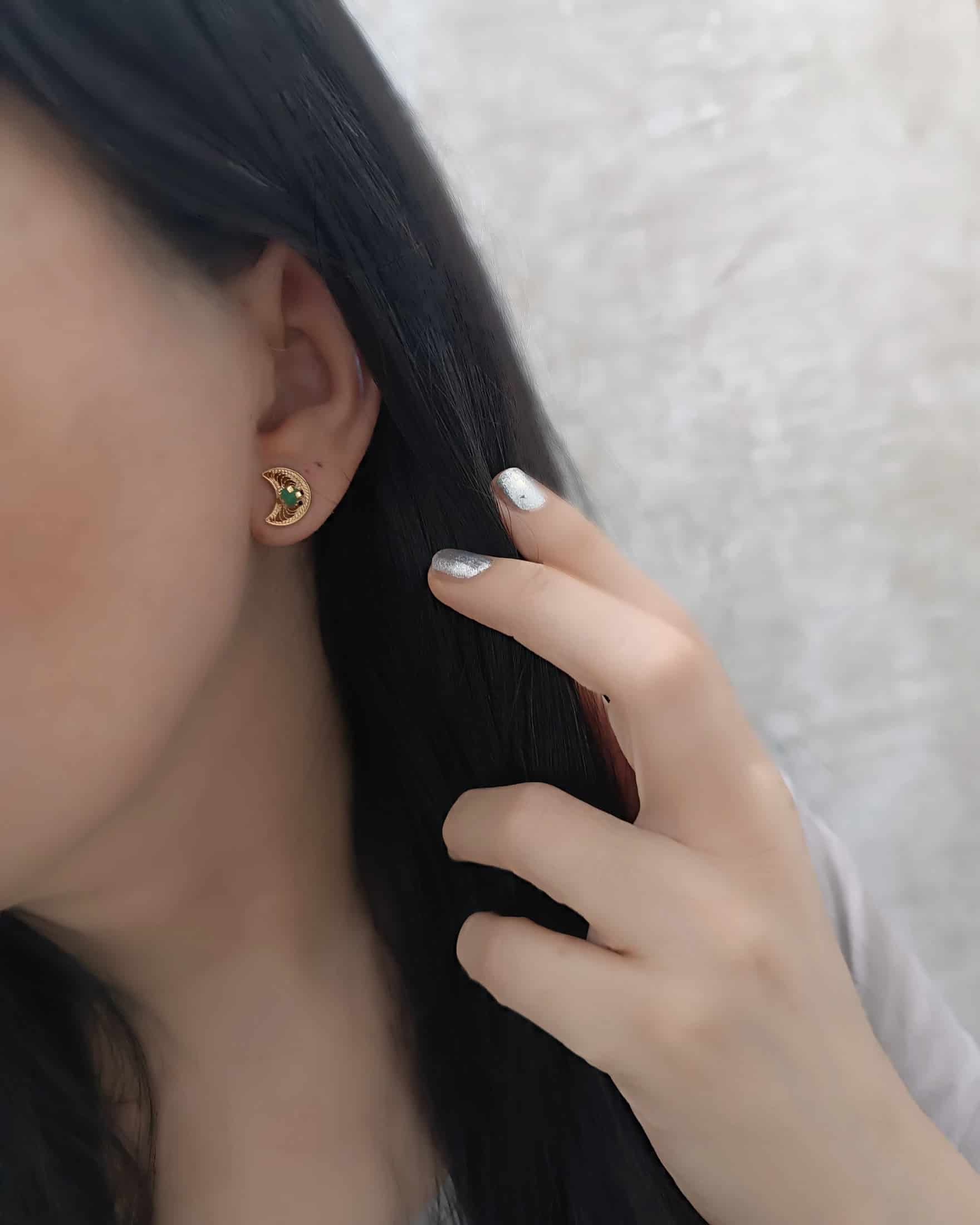 Aretes mini filigrana y esmeralda Lunita - miniatura 4