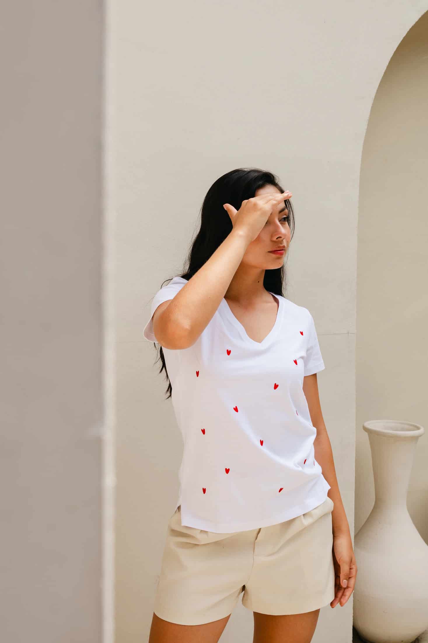 Dulce Amor Embroidered V-Neck Tee - miniatura 1