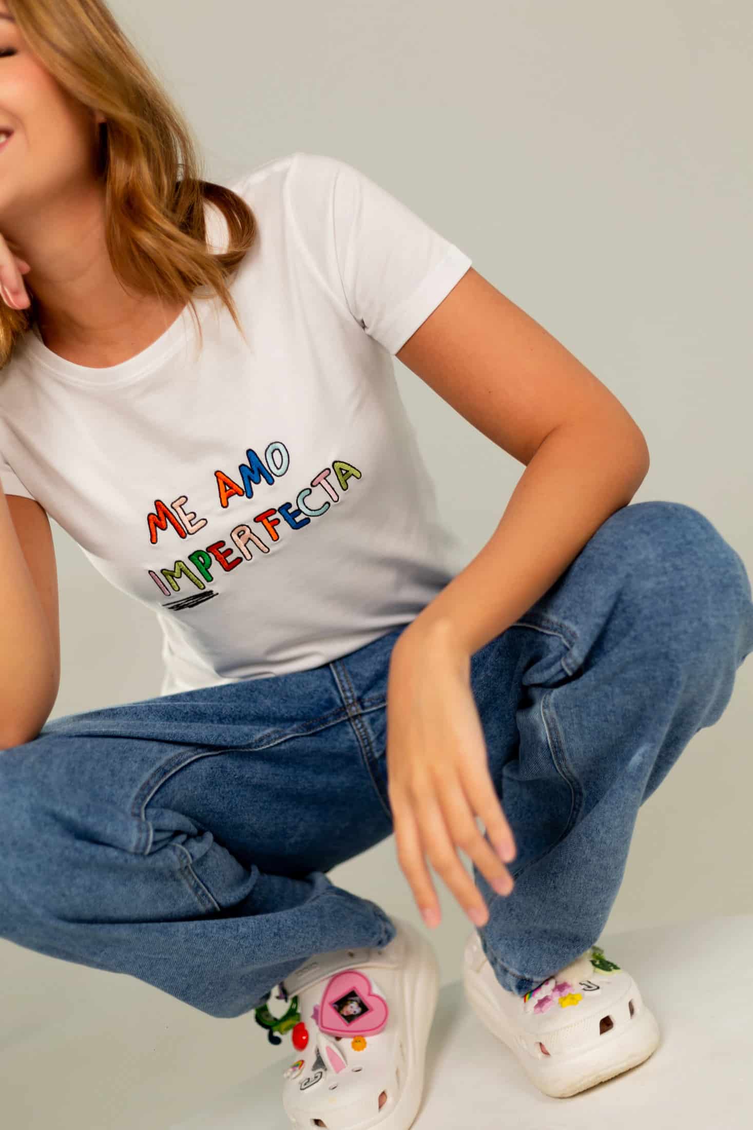 Me Amo Imperfecta Embroidered Basic Tee - miniatura 2
