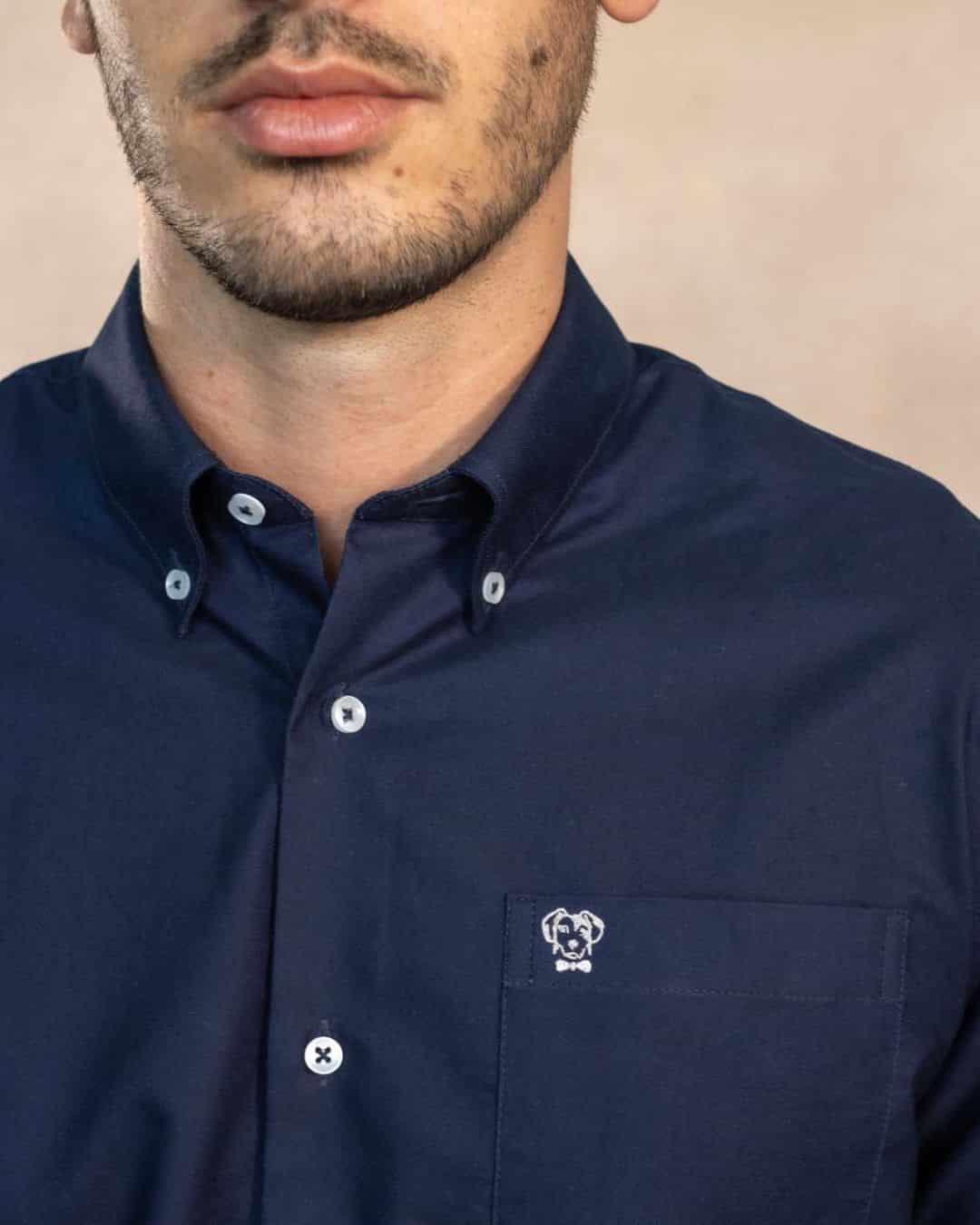 Camisa Antimanchas Oxford Azul Oscuro con Bolsillo Logo Gris - Talla Regular - miniatura 2