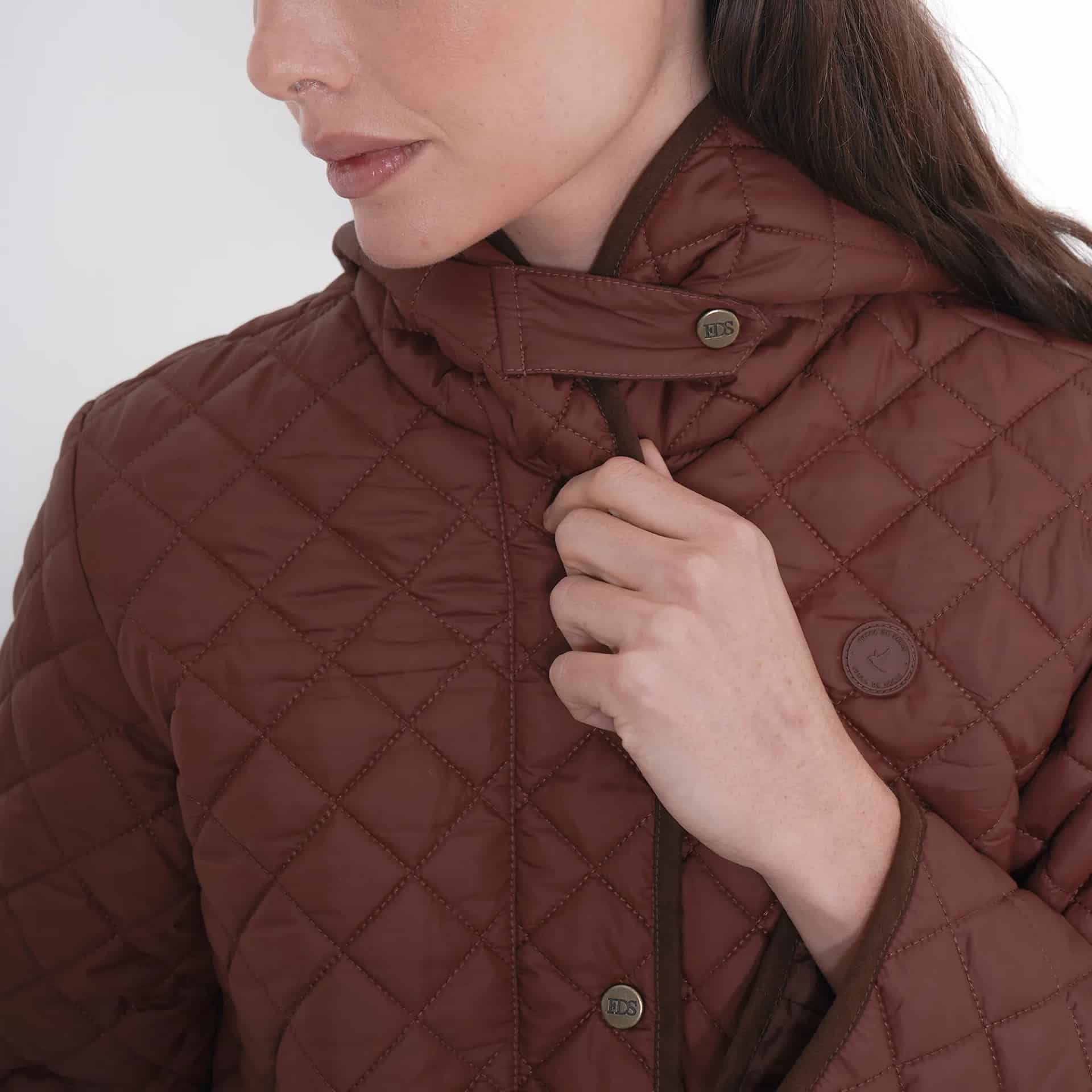 Chaqueta acolchada larga cuello alto con capucha y ajuste en cintura - miniatura 30