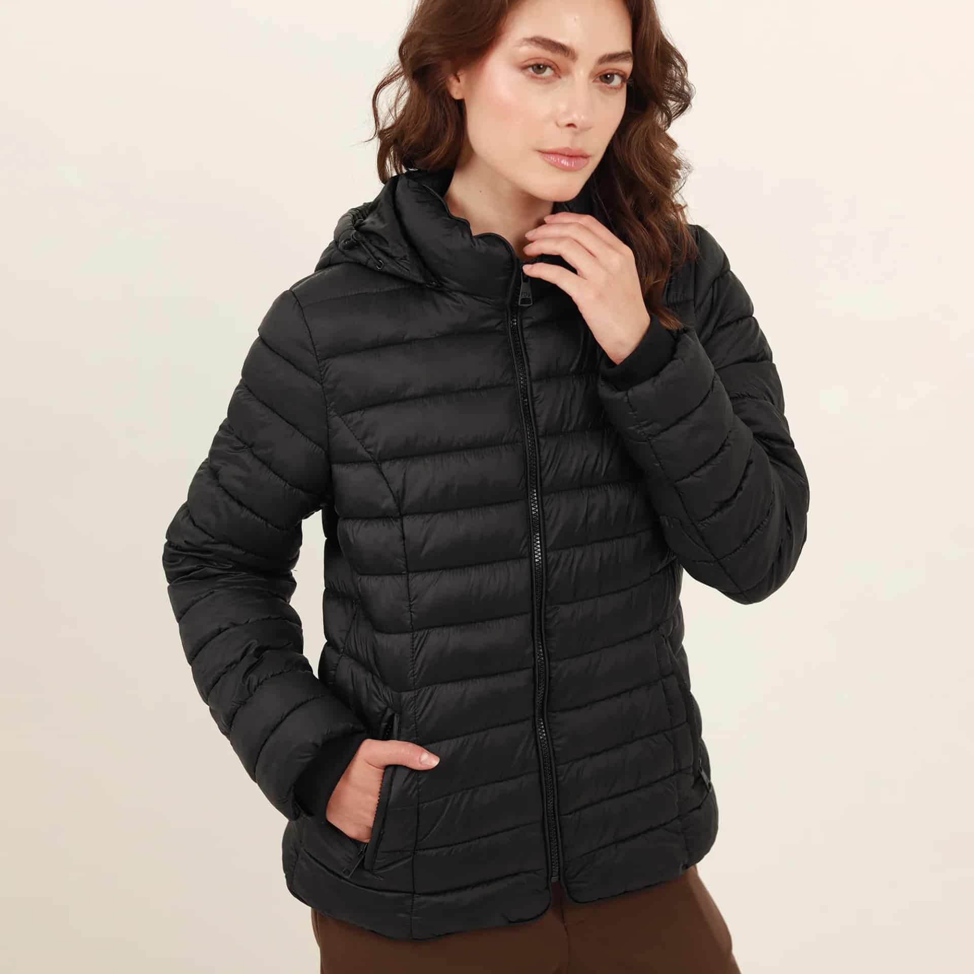 Chaqueta acolchada básica cuello alto con capucha - miniatura 11