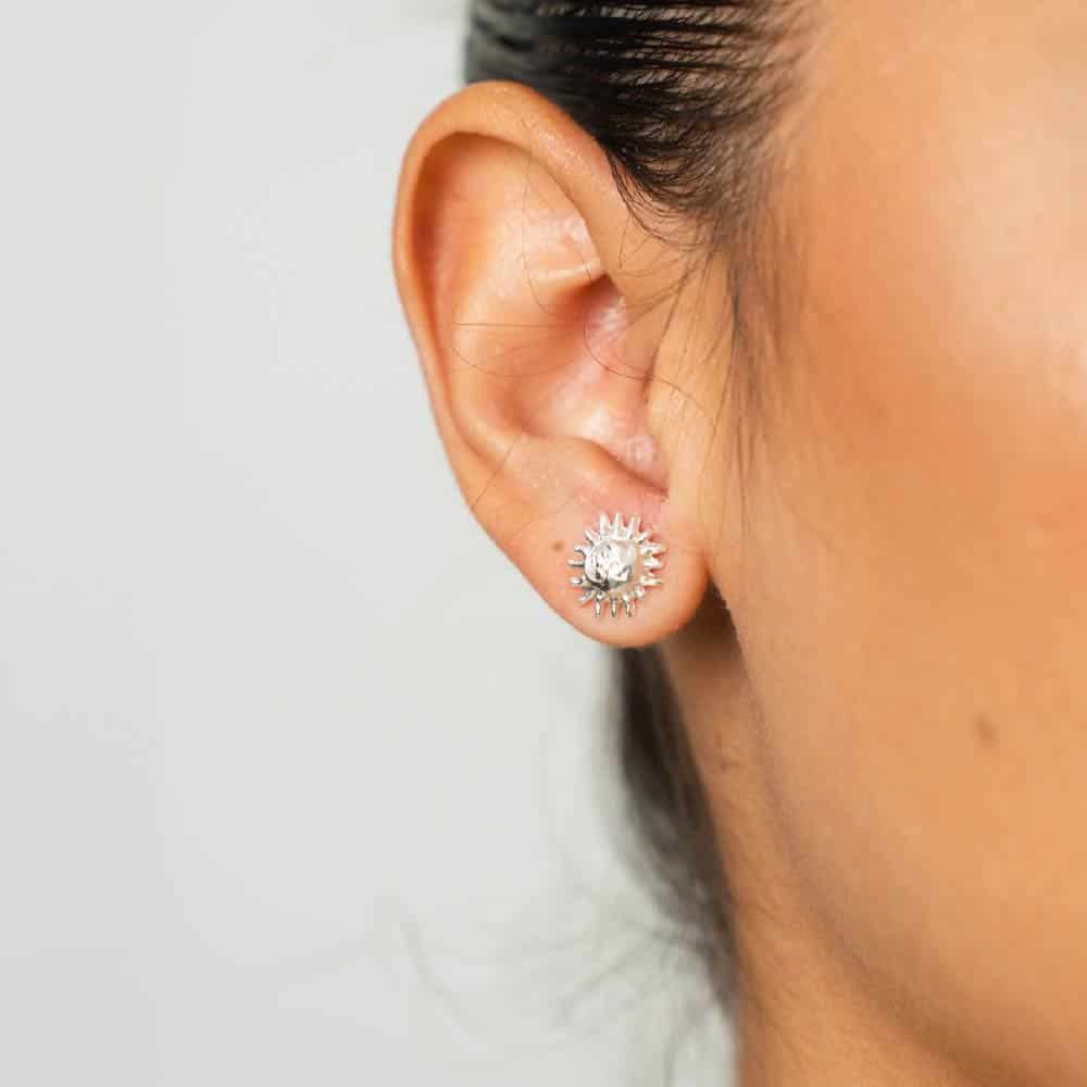 Aretes Sol de Rumbo Plateado - miniatura 2