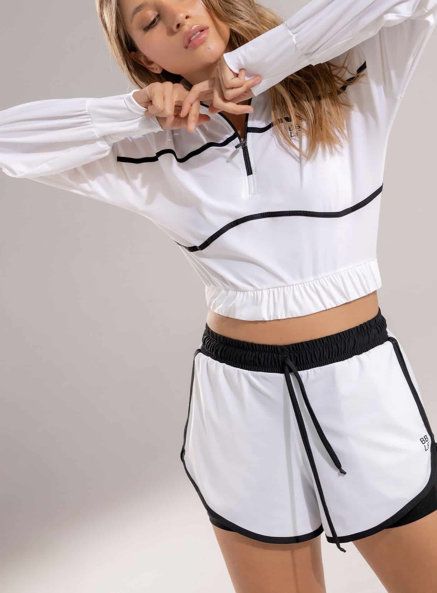 SHORT DEPORTIVO CON SESGOS EN CONTRASTE INCLUYE SHORT INTERNO - miniatura 1
