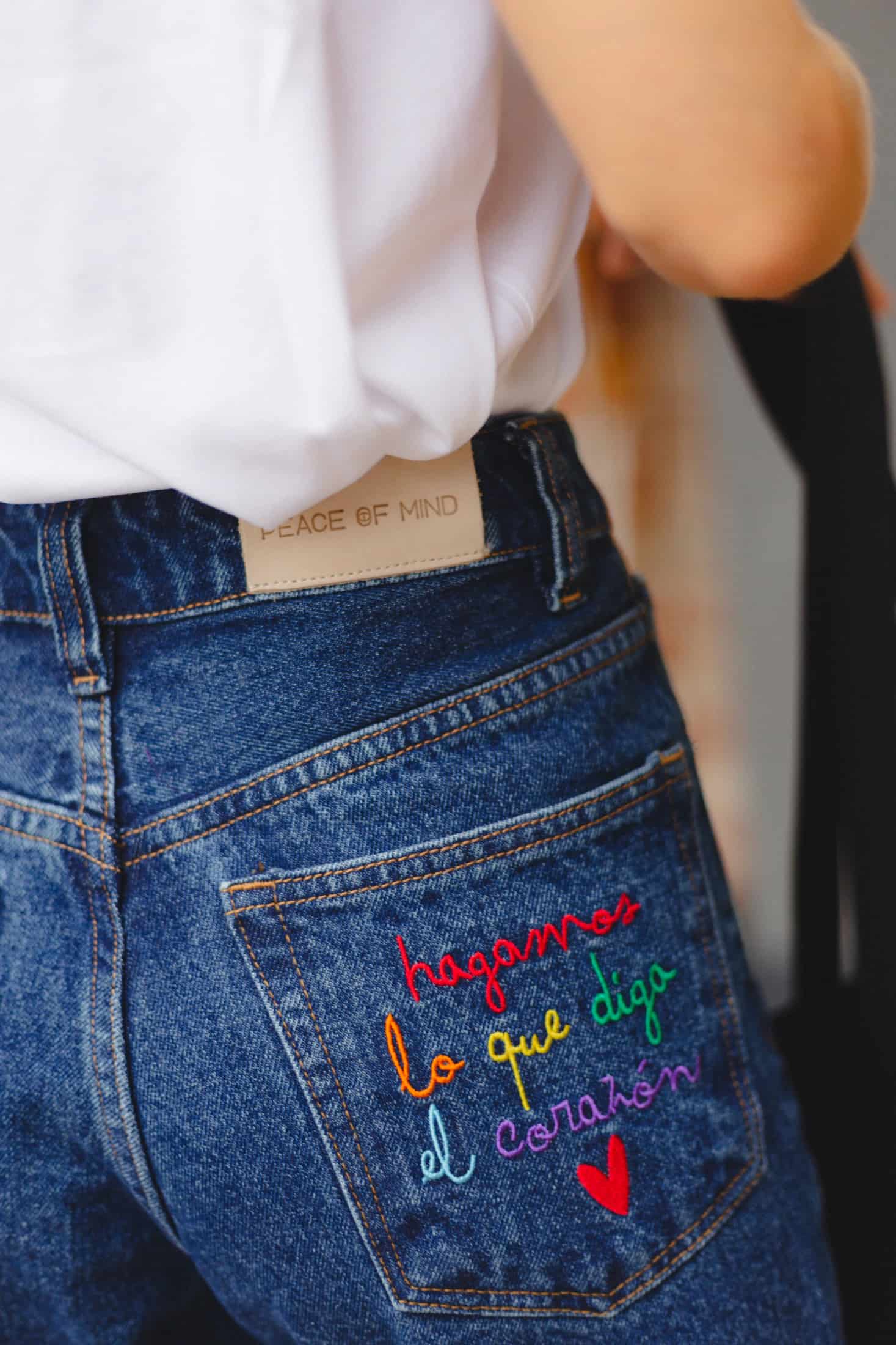 Hagamos Lo Que Diga El Corazón Embroidered Jeans - miniatura 5