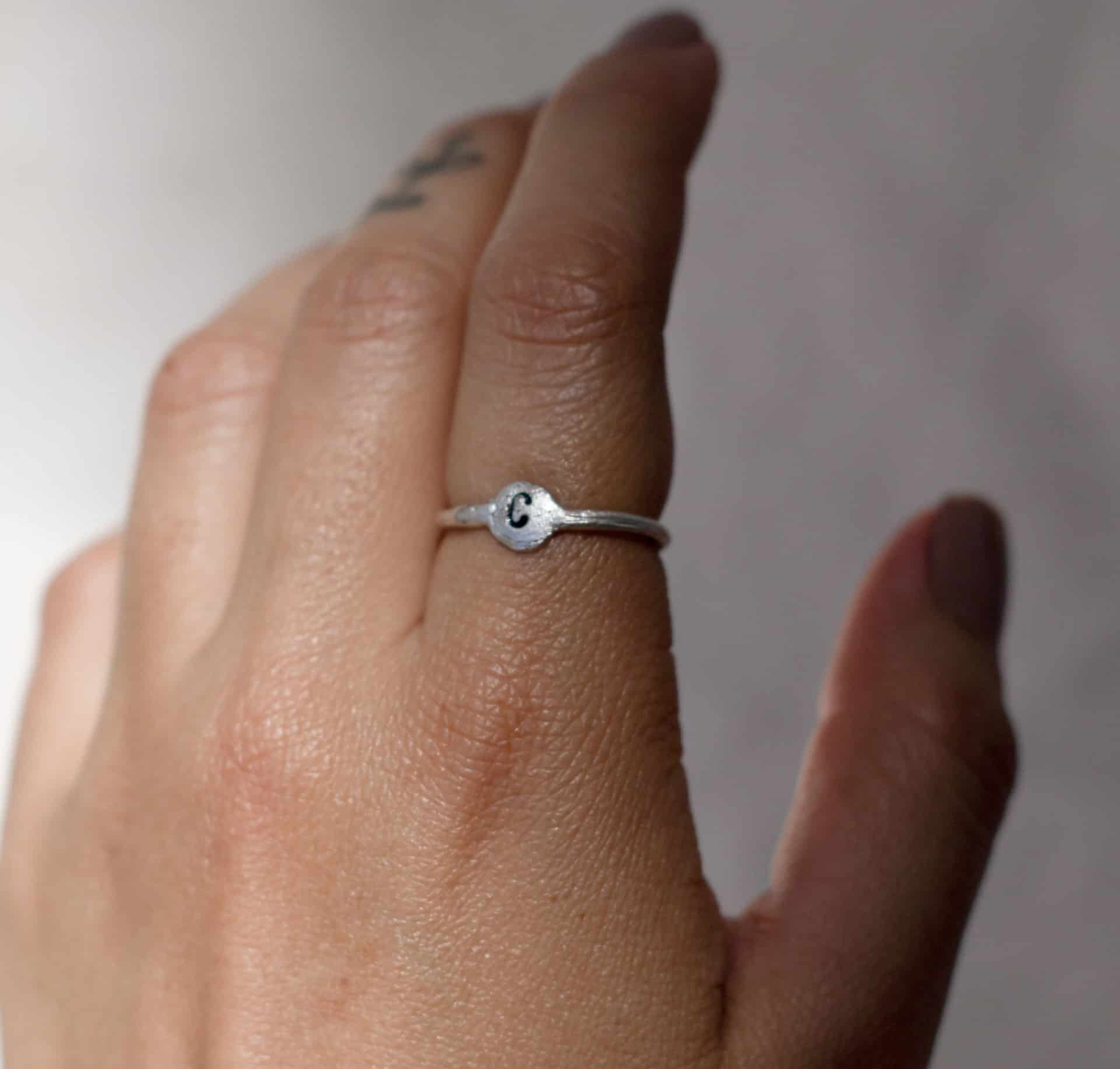 Anillo letra (Plata ley950) - miniatura 2