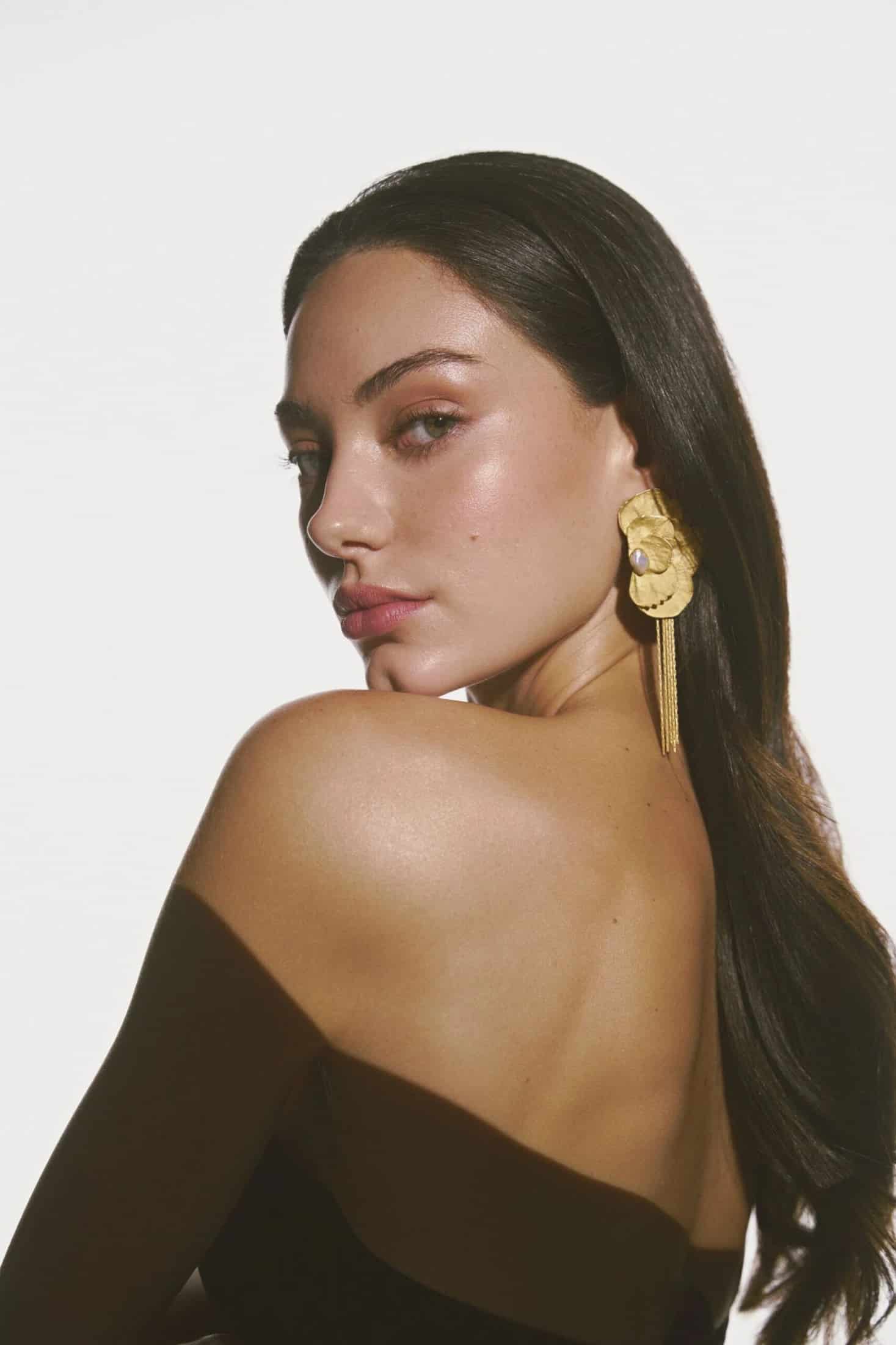 ARETES HORTENSIAS DECONSTRUIDAS CON PERLA Y CADENAS - miniatura 5