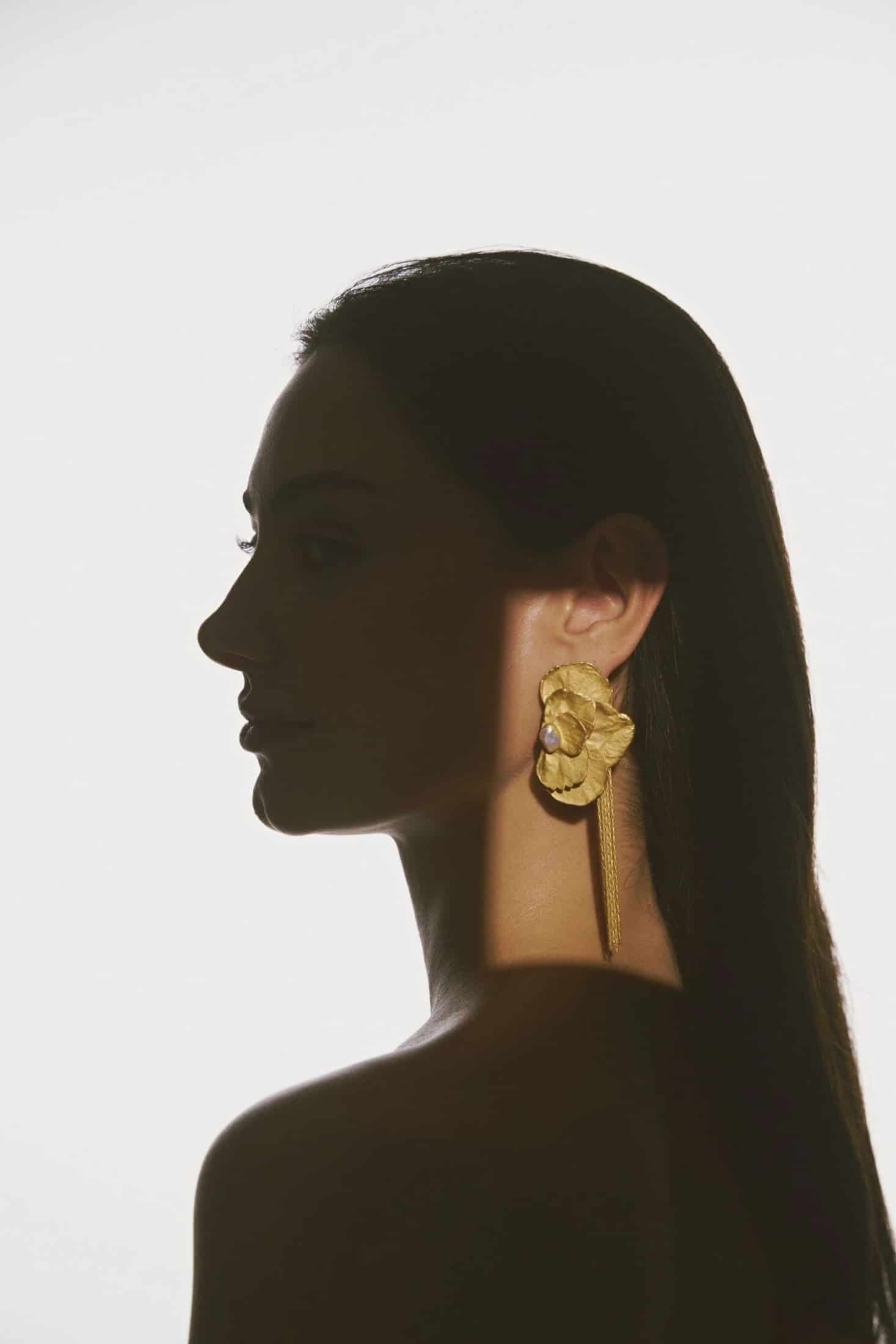 ARETES HORTENSIAS DECONSTRUIDAS CON PERLA Y CADENAS - miniatura 2