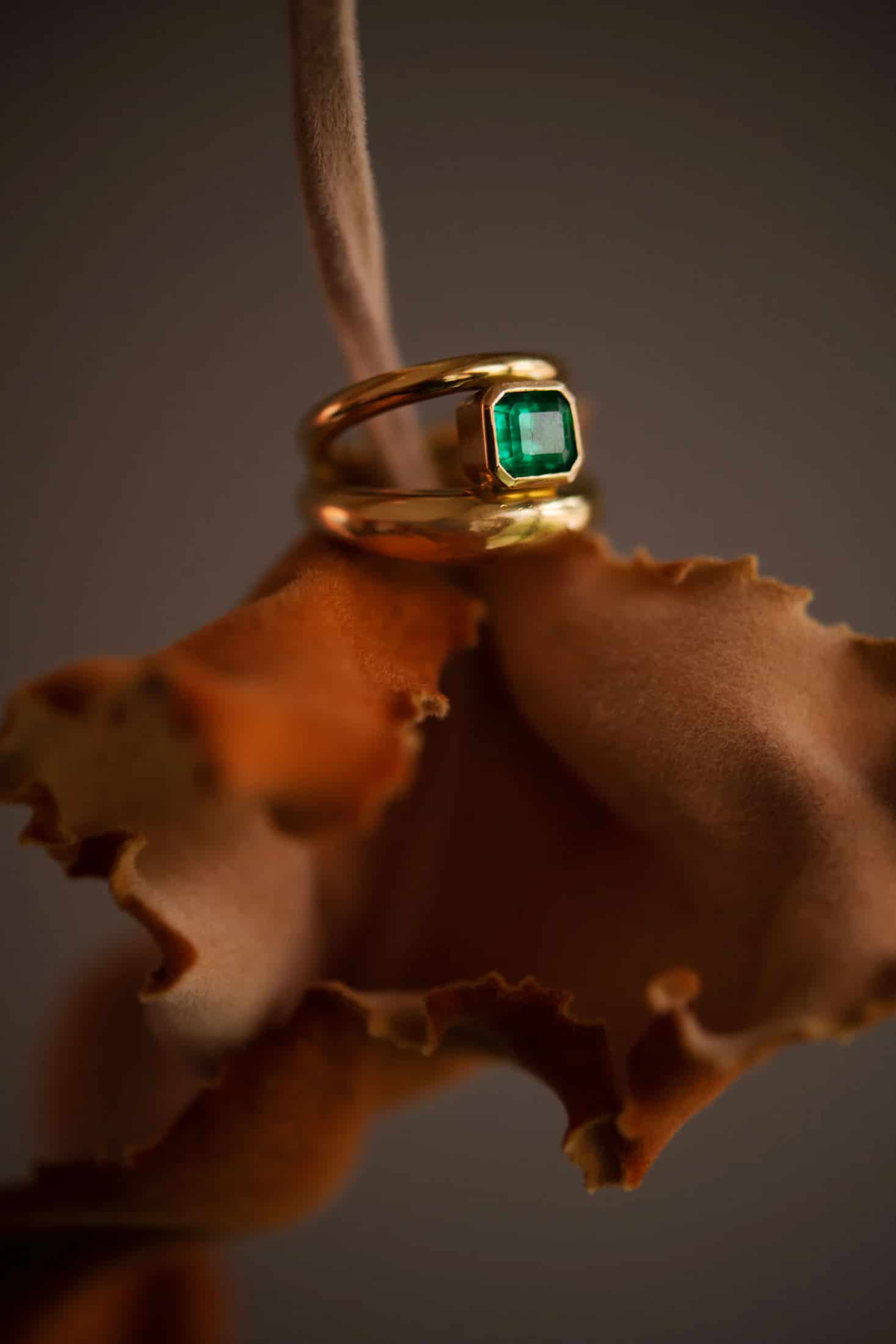 Anillo Doble Aro y Esmeralda - miniatura 8