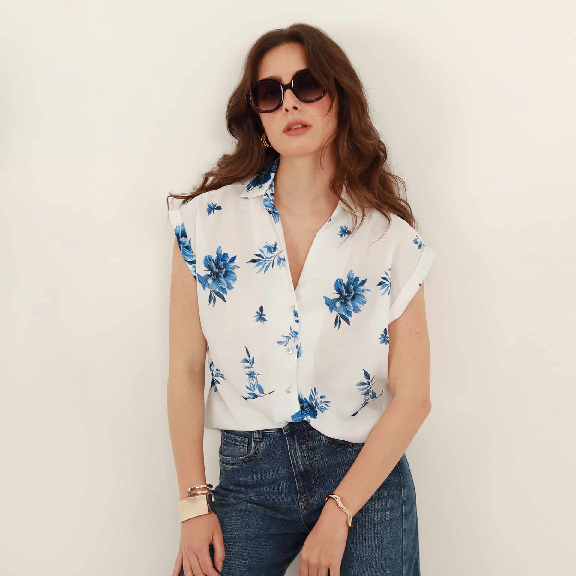 Blusa estampada abierta cuello sport manga corta rodada - miniatura 2