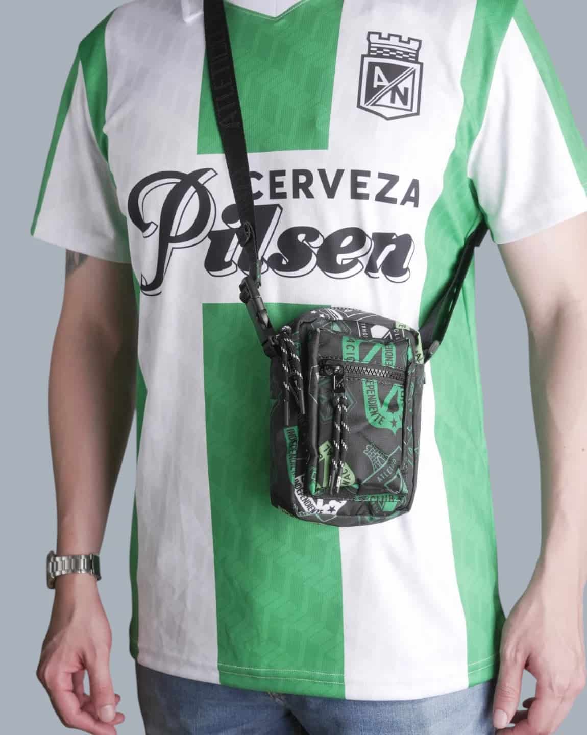 BOLSO MANOS LIBRES NEGRO ESCUDOS - miniatura 2