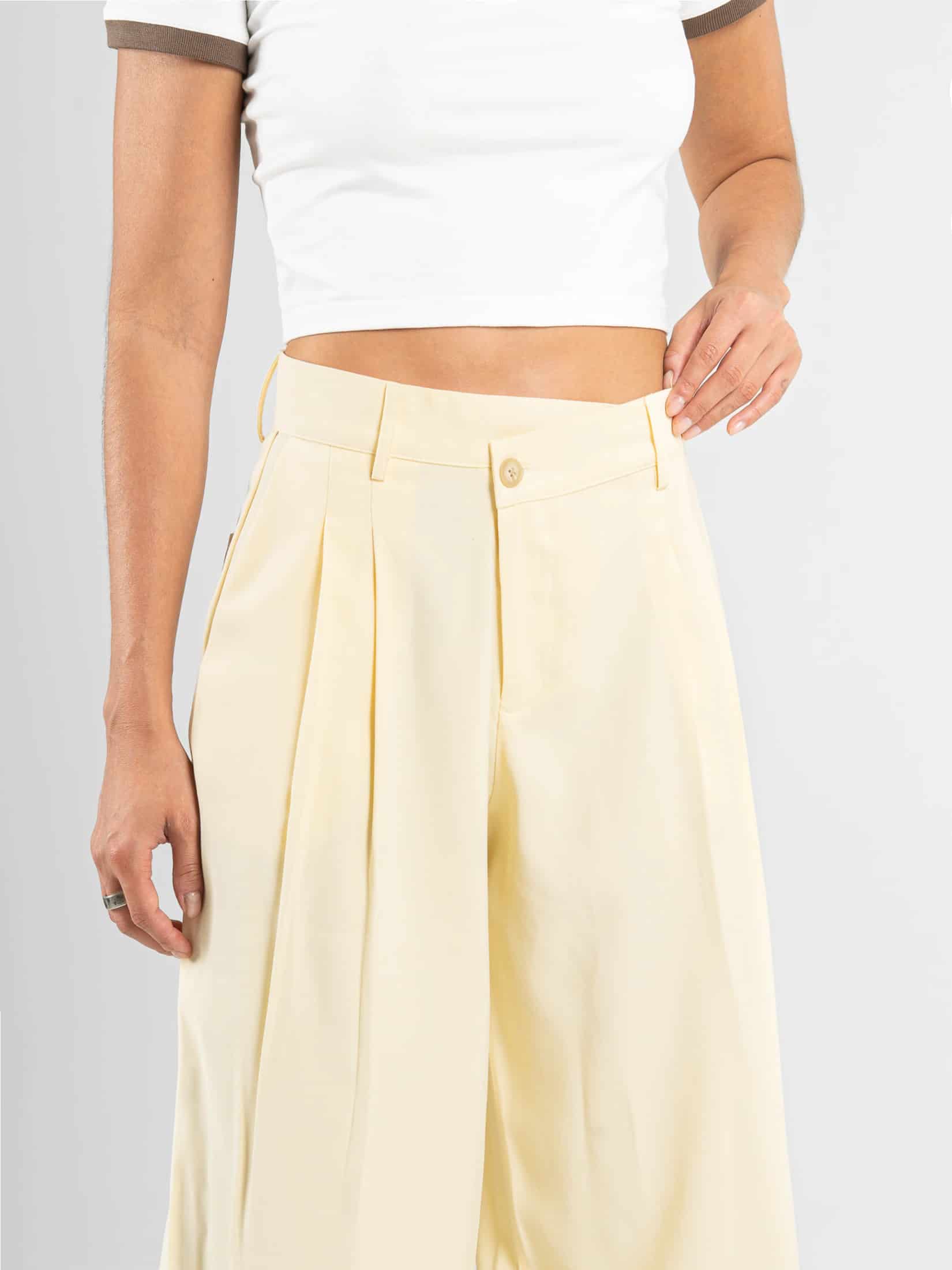 Ref: 0620581 Pantalón mom flare, tejido plano liviano, detalle en pretina, tiro alto, tono amarillo - miniatura 4