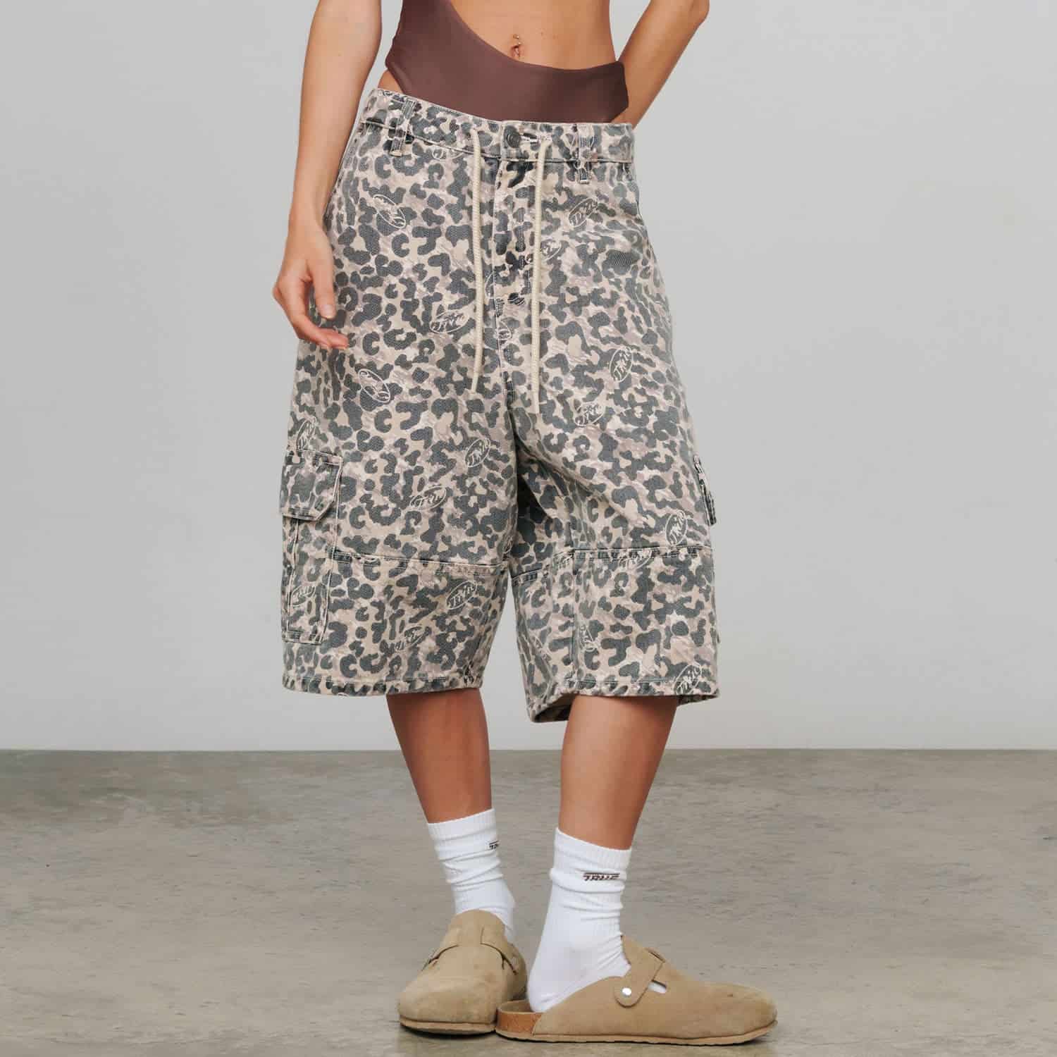 Intuition Leopard Cargo Jorts - Camel - miniatura 9