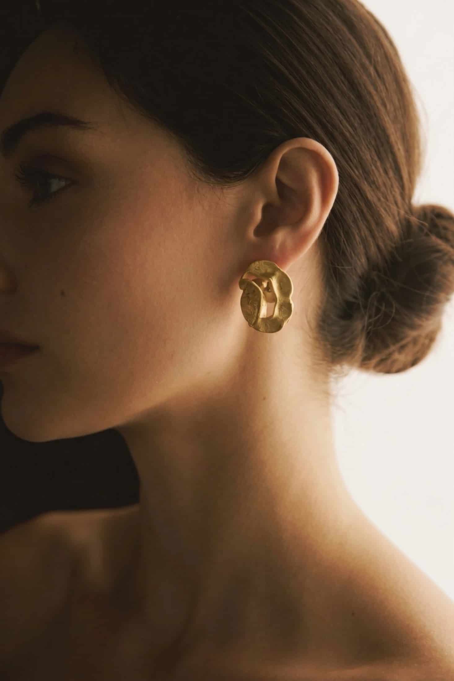 ARETES ACACIA CON PÉTALO REMOVIBLE CADENAS Y PERLAS - miniatura 5